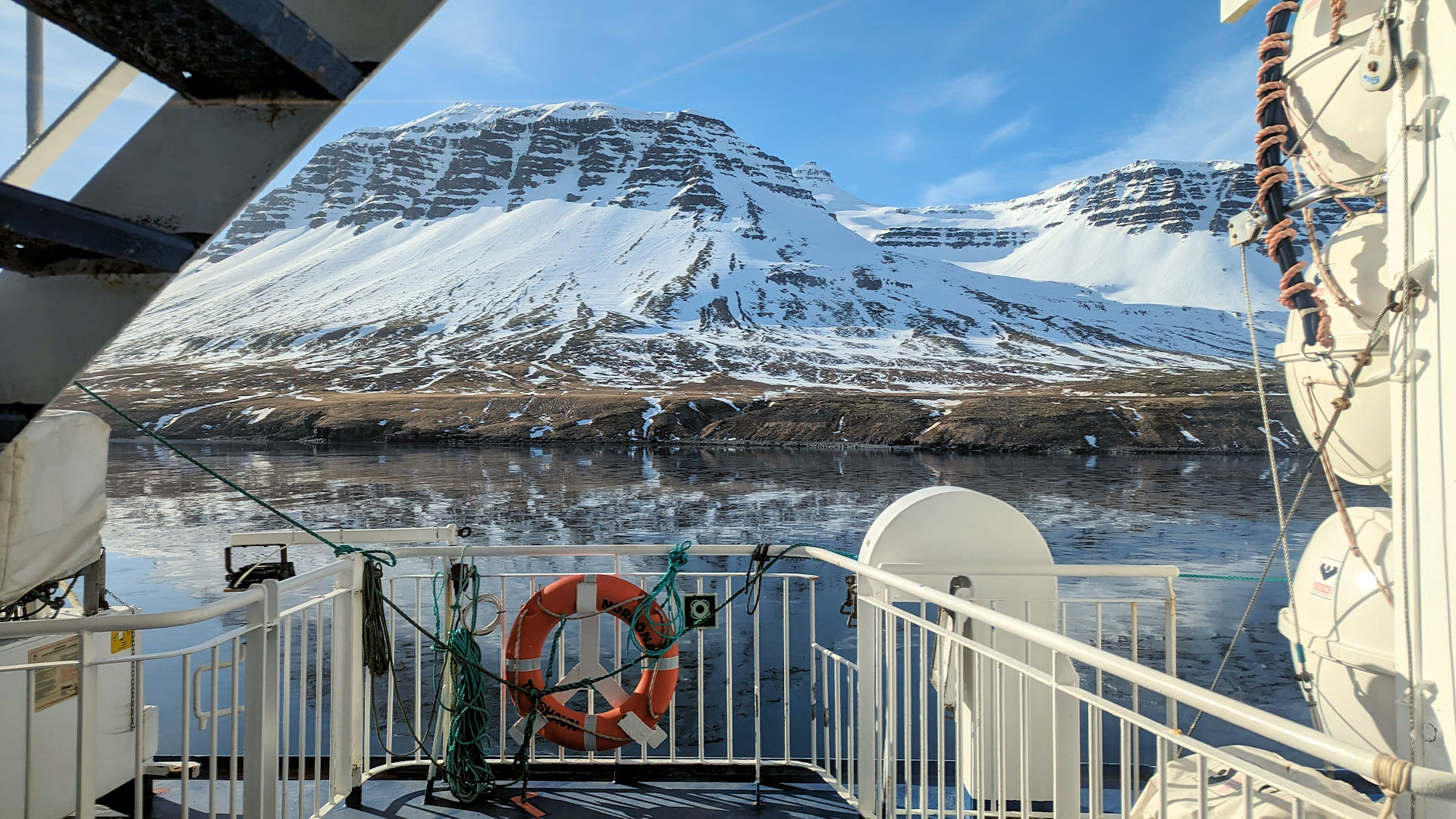 Schneebedeckte Berge vom  Seydisfördur von der Norröna mit Deckaufbauten aus gesehen