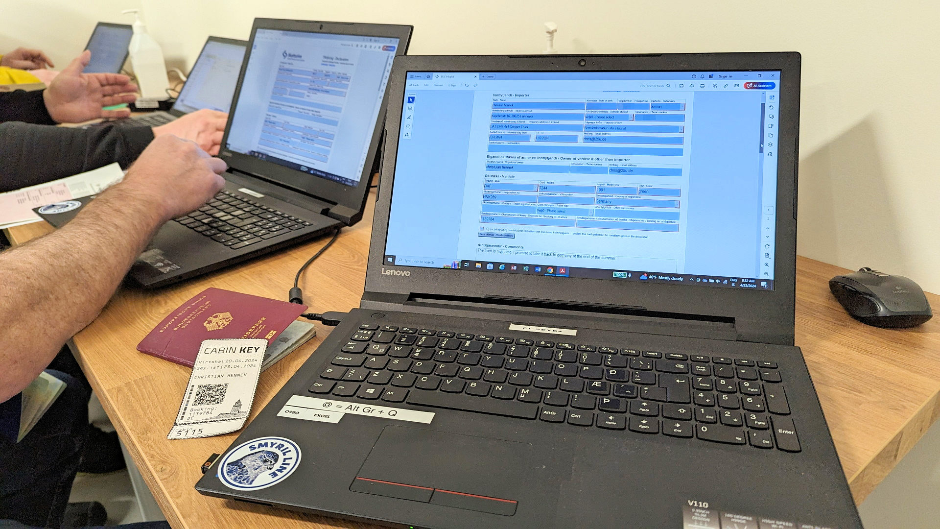 Mehrere Laptops zur Datenerfassung im Zoll Büro Seydisfördur 