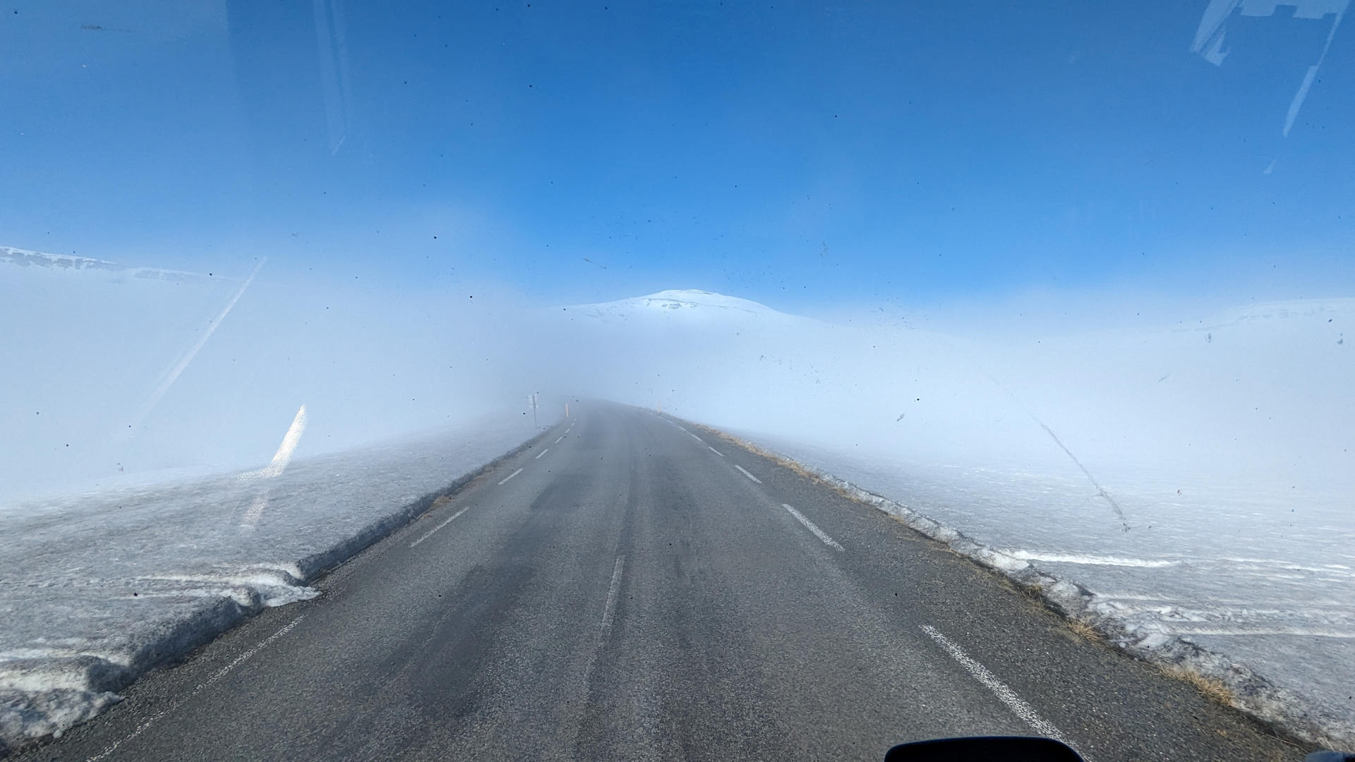 Pass Strasse von Seydisfjördur nach Egilsstadir im Winter mit verschneiten Bergen