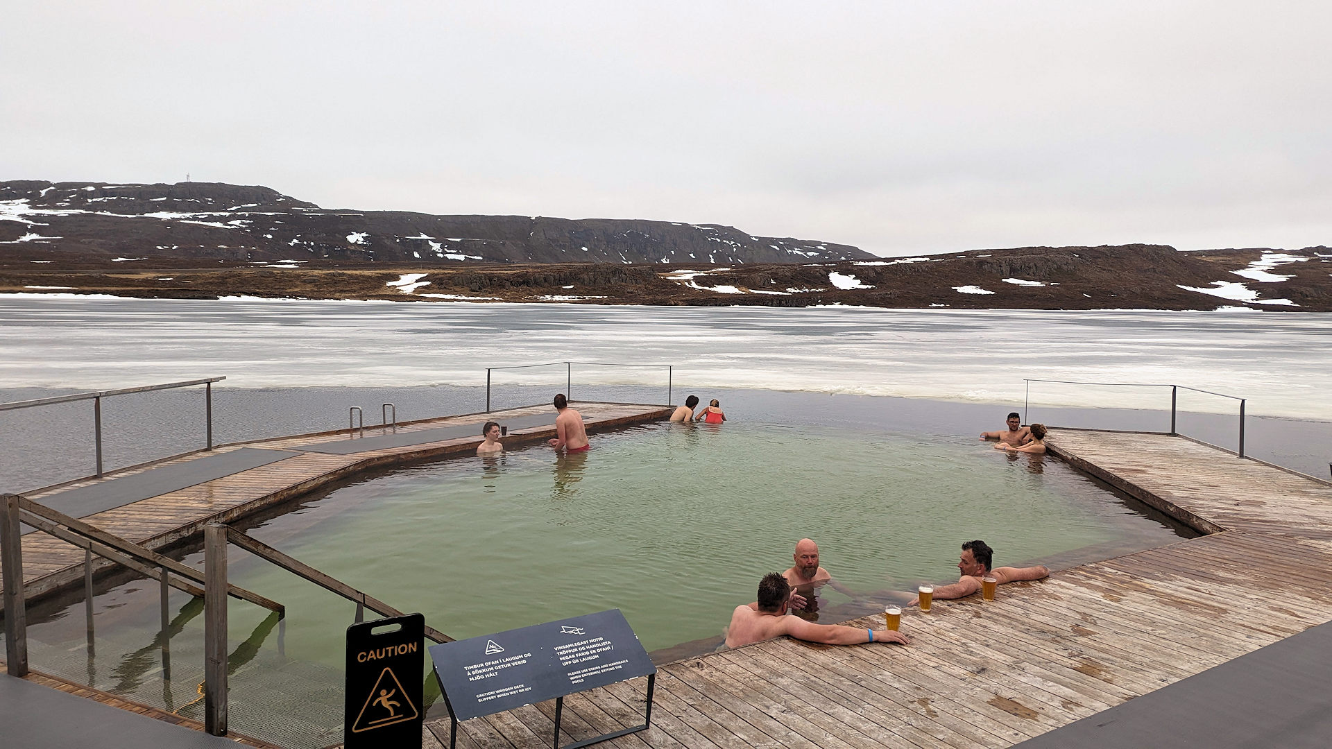 9 Personen in einem Thermalbecken Vök Baths Egilsstadir