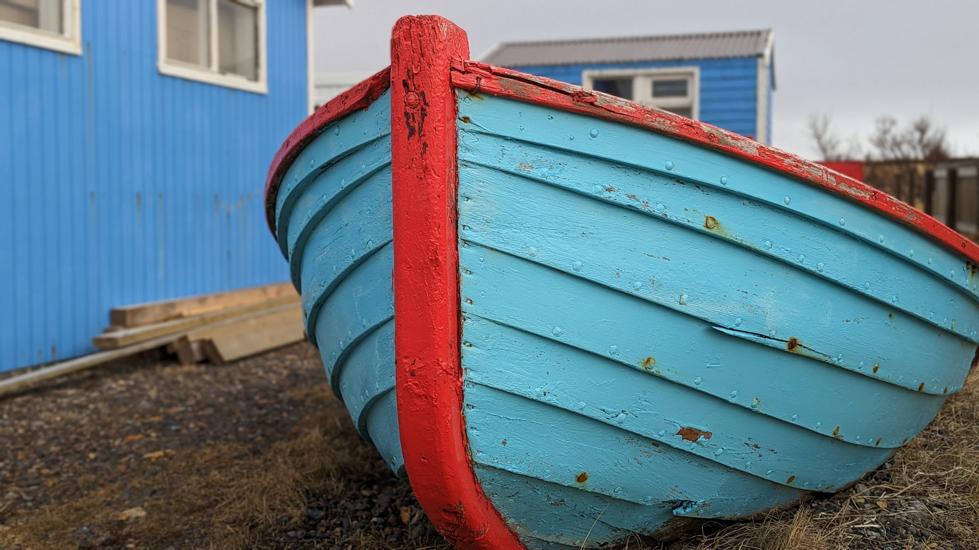 Blaues Holzboot mit rotem Kiel in Bakkagerdi 