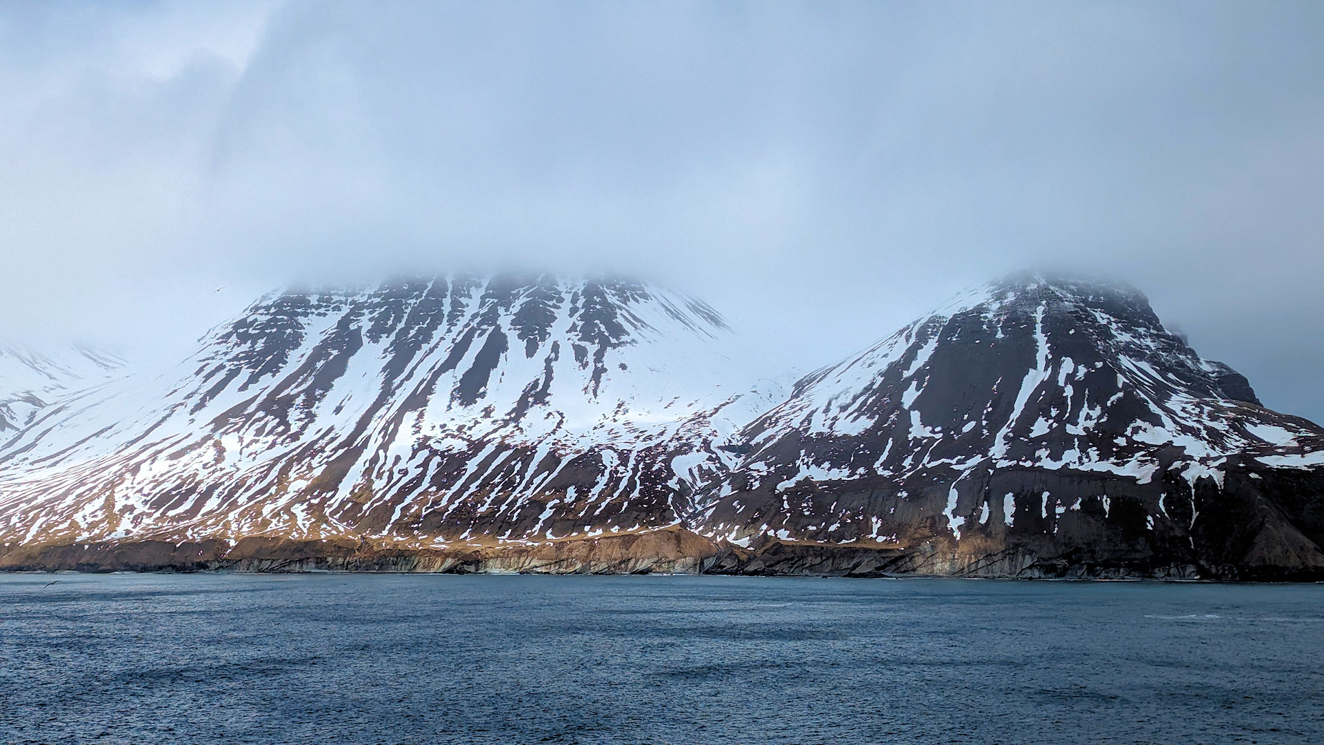 Verschneites Berg Massiv in Bakkagerdi 