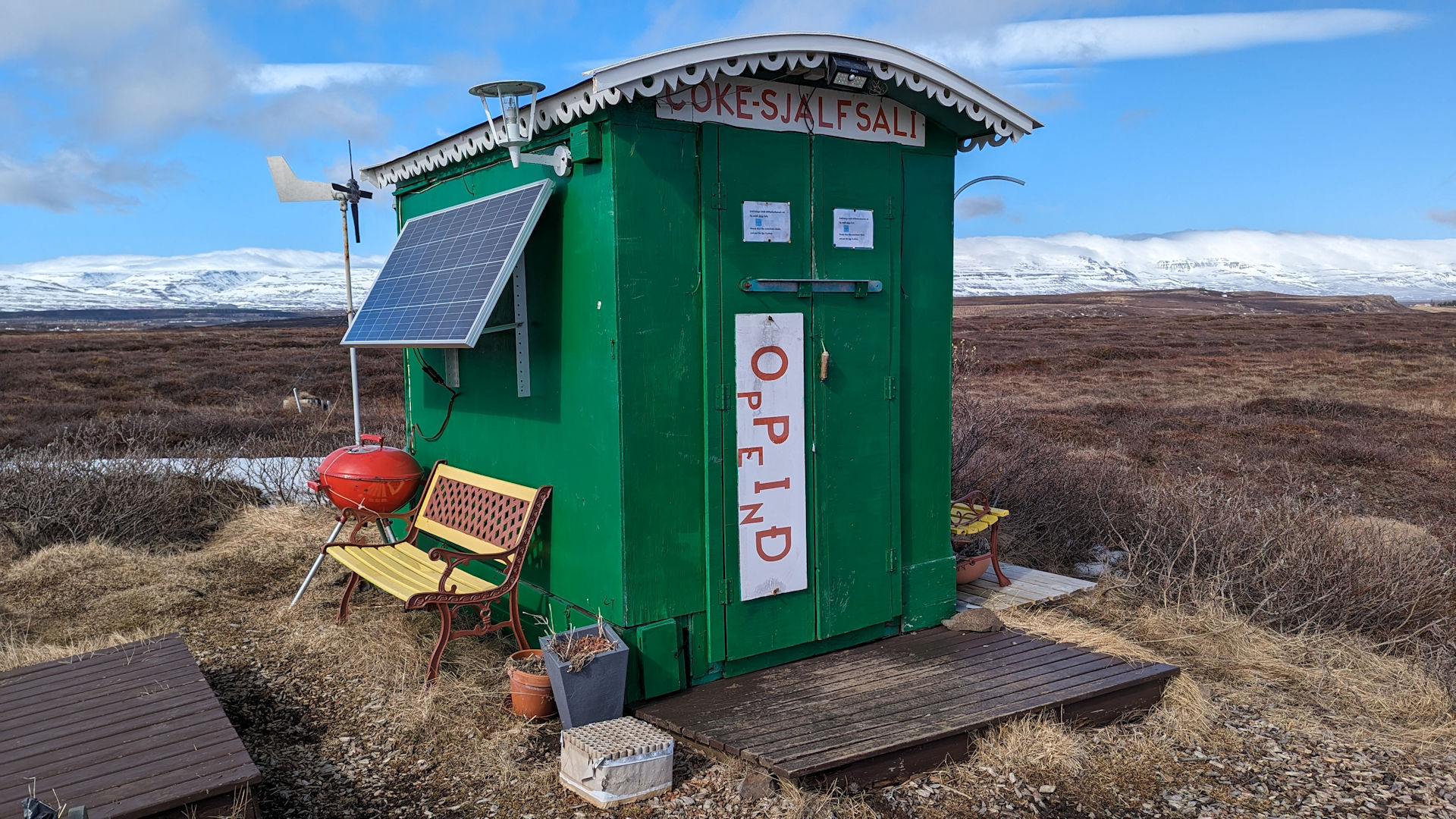 Grüne Hütte mit Solarzellen für einen Verkaufsautomaten an der 94 in Island