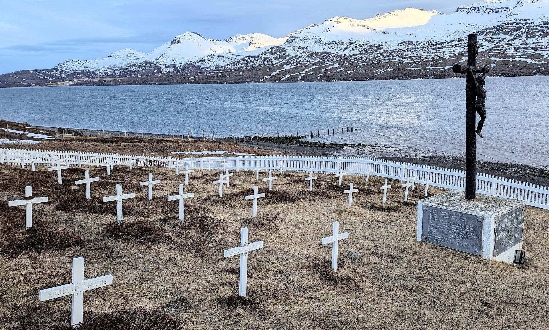 Friedhof mit weissen Kreuzen im Fjord von Faskrudsfjördur 