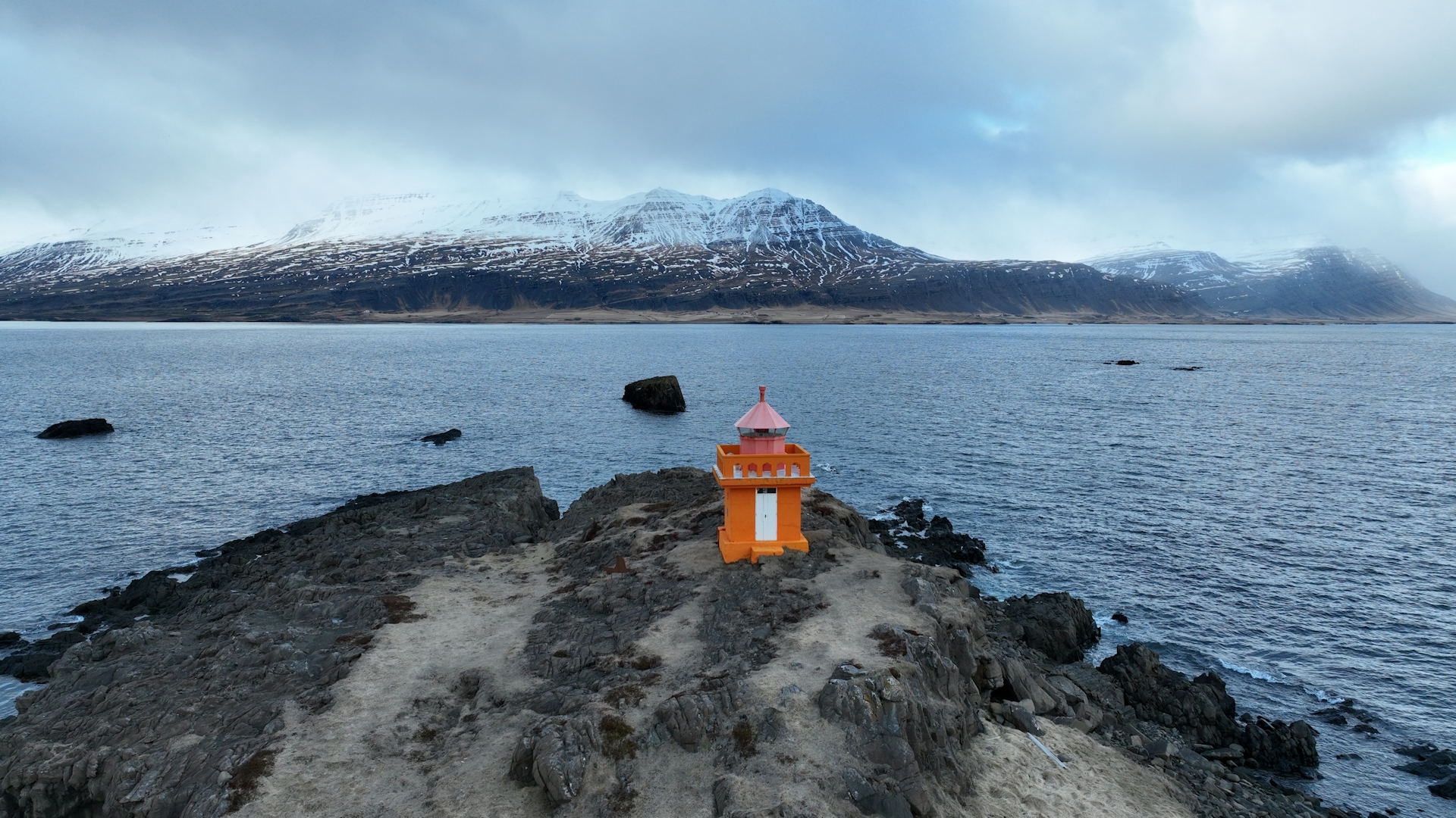 Orangener Leuchtturm Djupivogur am Meer