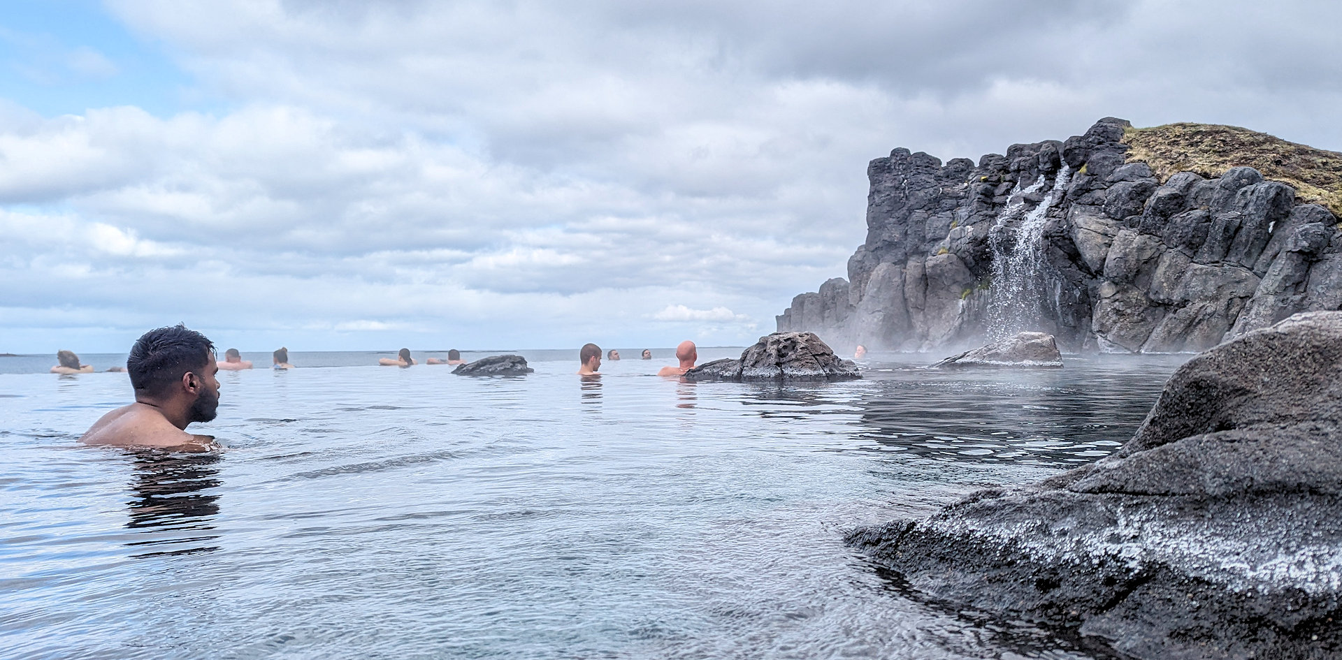 Die Thermalquellen der Sky Lagoon in Reykjavik Island