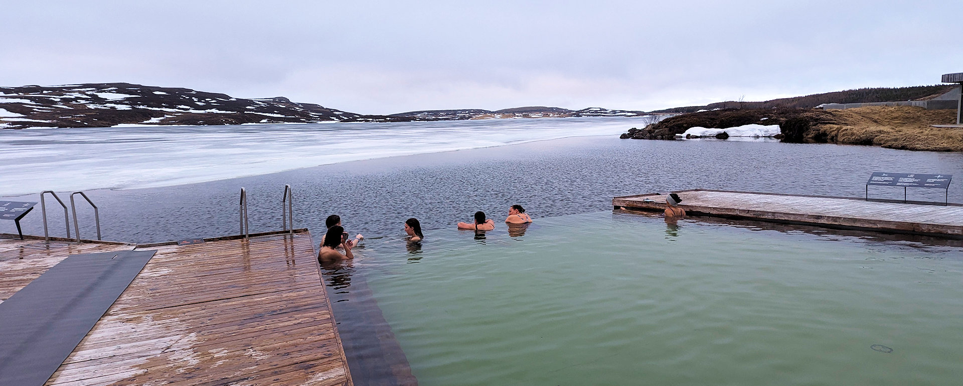 Badende Menschen in der Thermalquelle Vök Bath in Egilsstadir Island