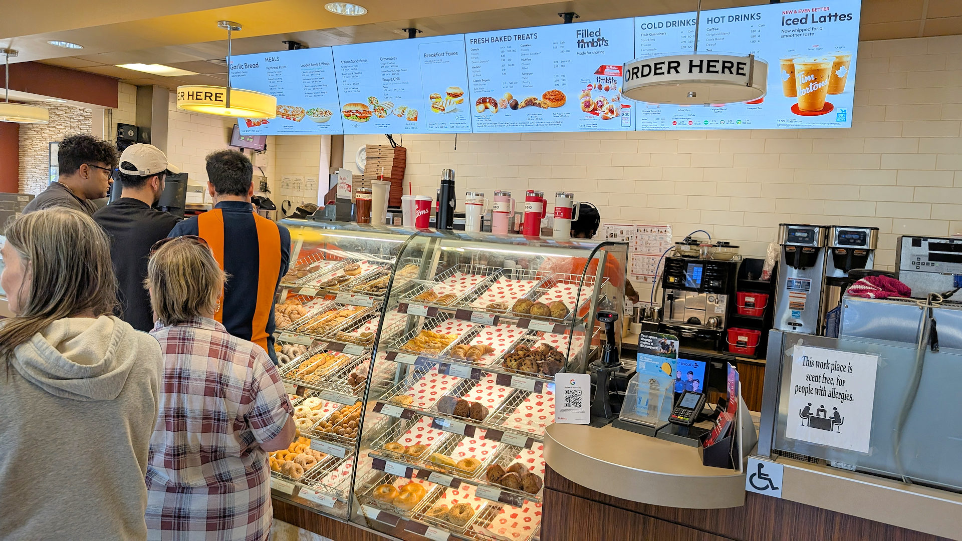 5 Kunden am Tresen einer Tim Hortons Filiale in Kanada