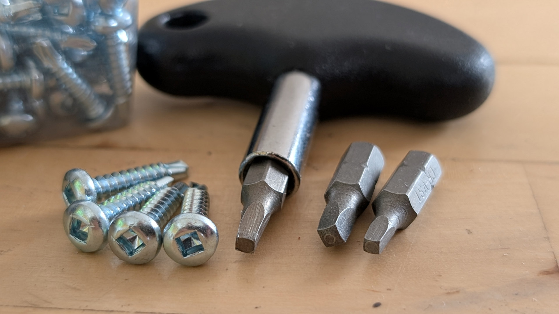 Schrauben und R2 Bit mit dem Robertson Innenvierkant