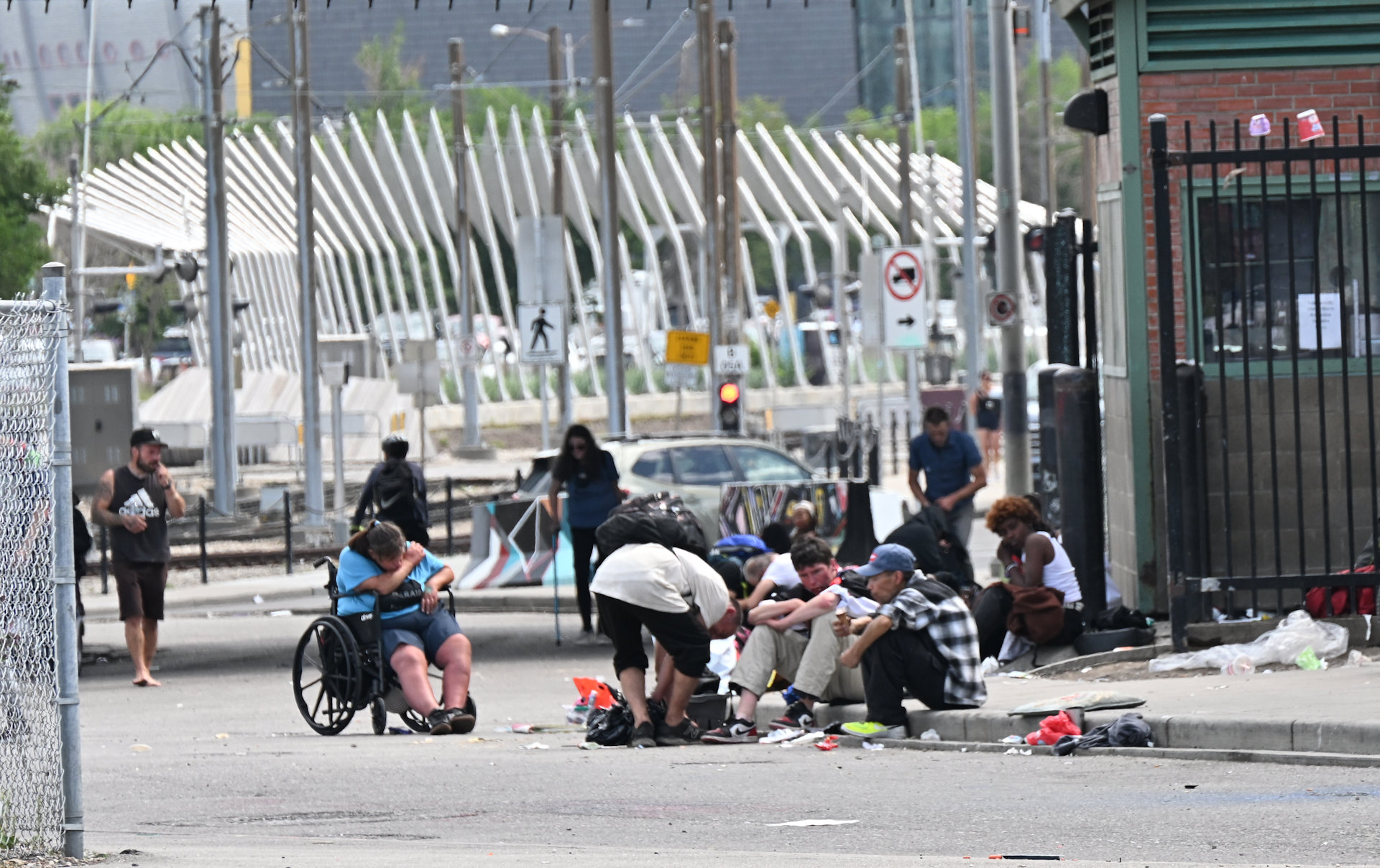 Gruppe mit mehr als 10 obdachlosen Drogenabhängigen mit viel Müll auf der Strasse