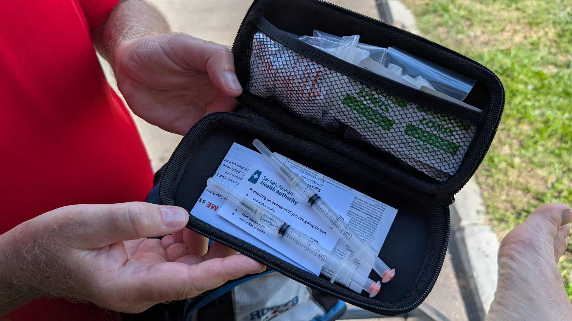 Geöffnetes Naloxon Set gegen eine Überdosis mit zwei fertigen Spritzen