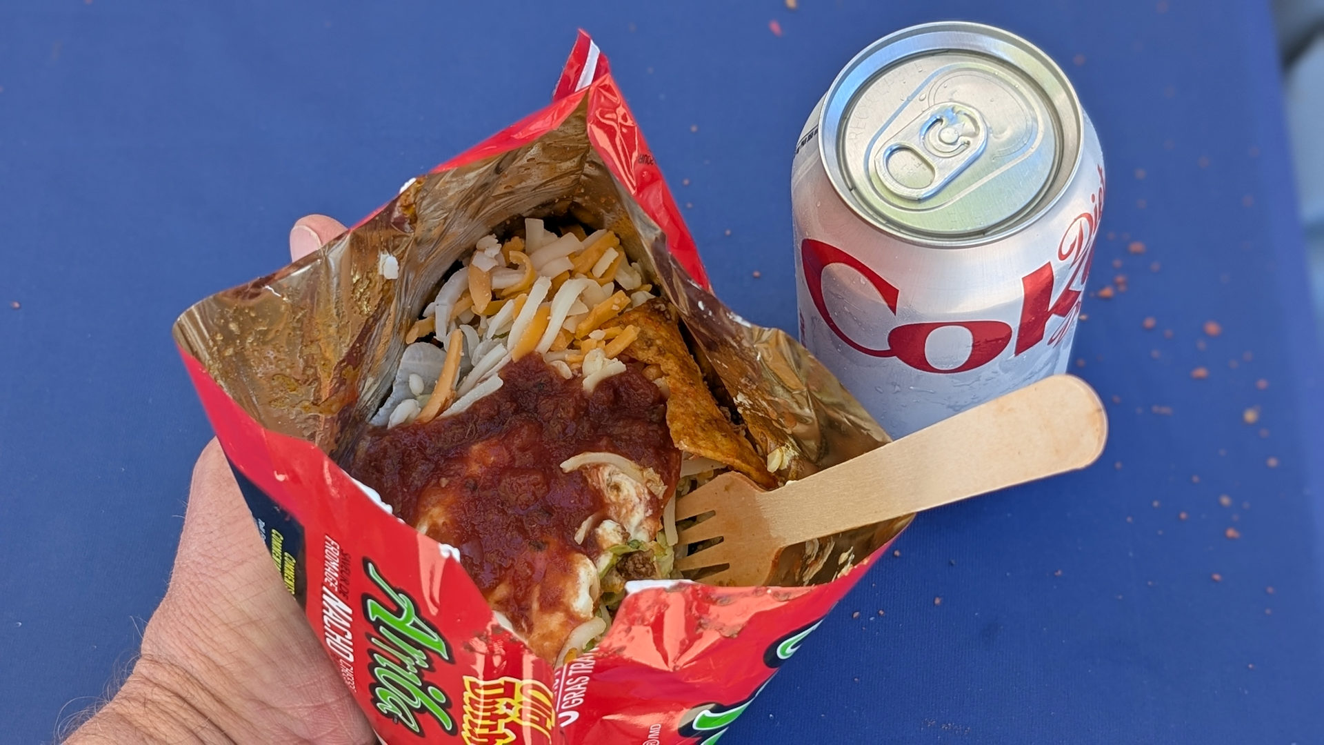 Streetfood in Kanada bestehend aus einer Plastiktüte, Salat und Tacos mit einer Cola. 