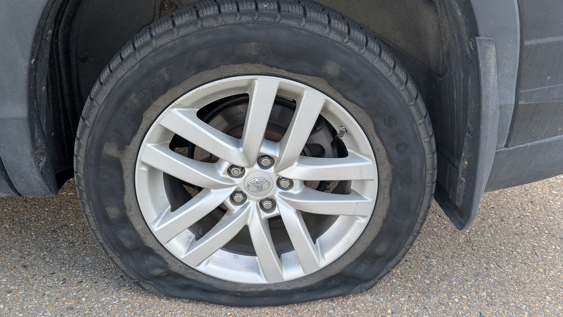 Platter Reifen an einem Auto