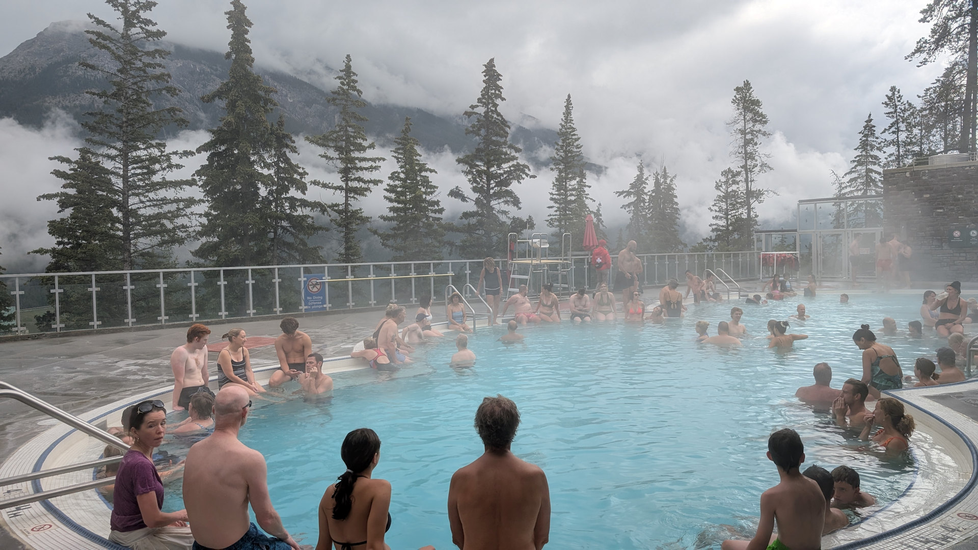 Badebecken der Banff Upper Hot Springs mit etwa 50 Besuchern