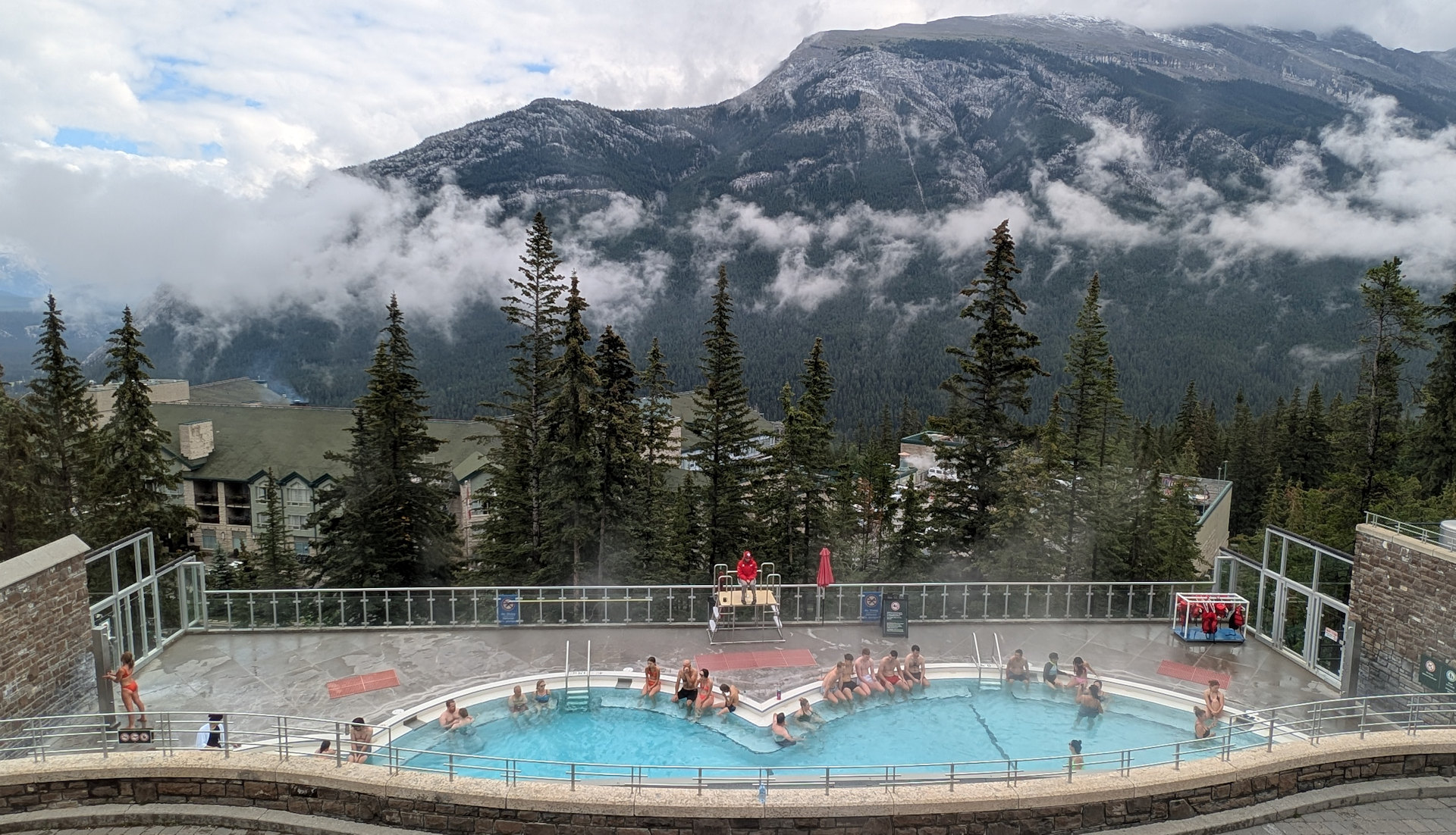 Panorama der Banff Upper Hot Spring mit Bergen im Hintergrund