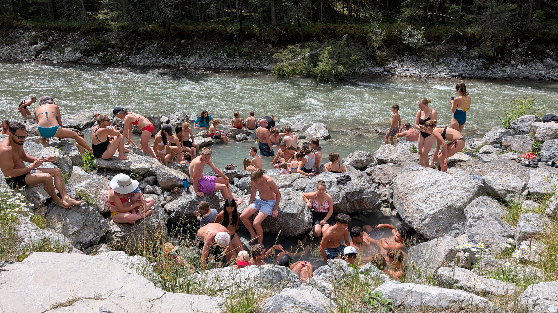 Von über 50 Menschen besuchte Lussier Creek Hot Springs Quelle an einem Fluss