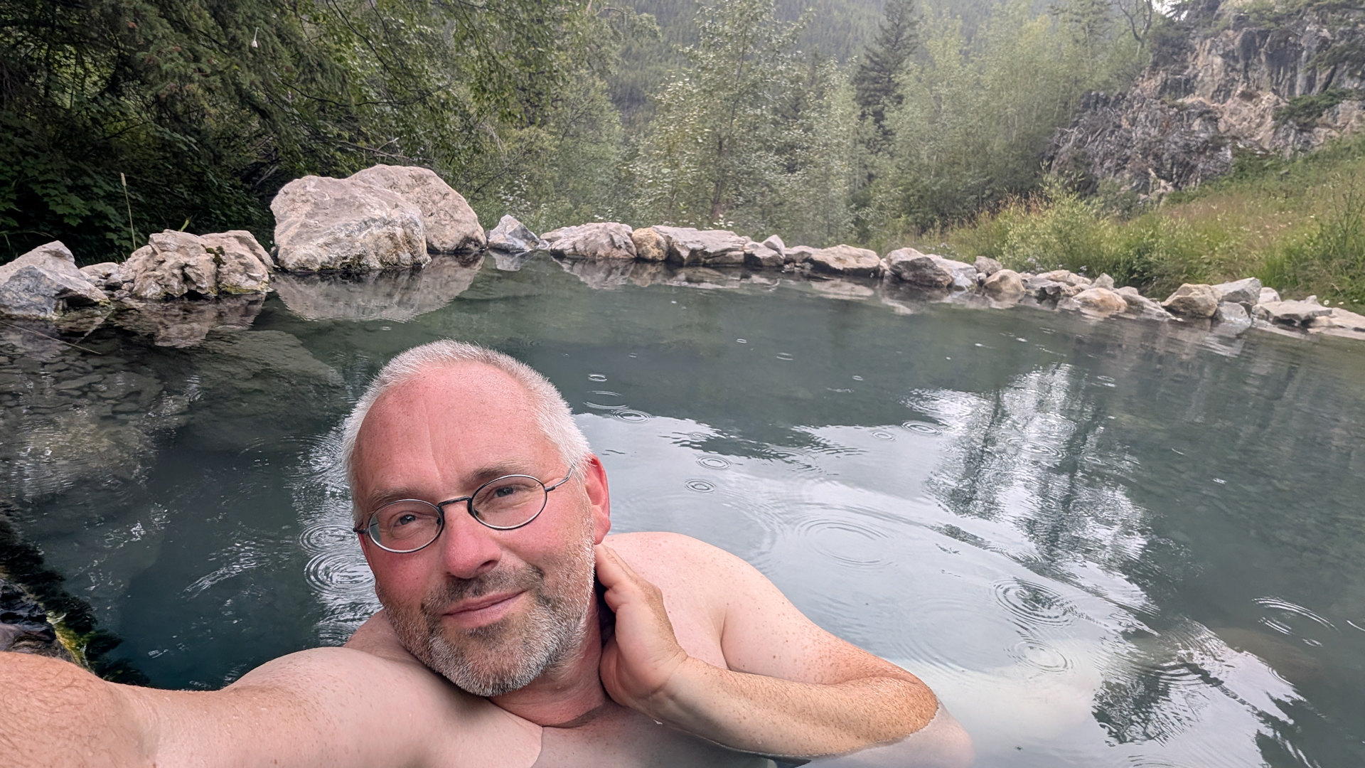 Selfie von einem Internetblogger im Natur Badebecken der Ram Creek Hot Spring