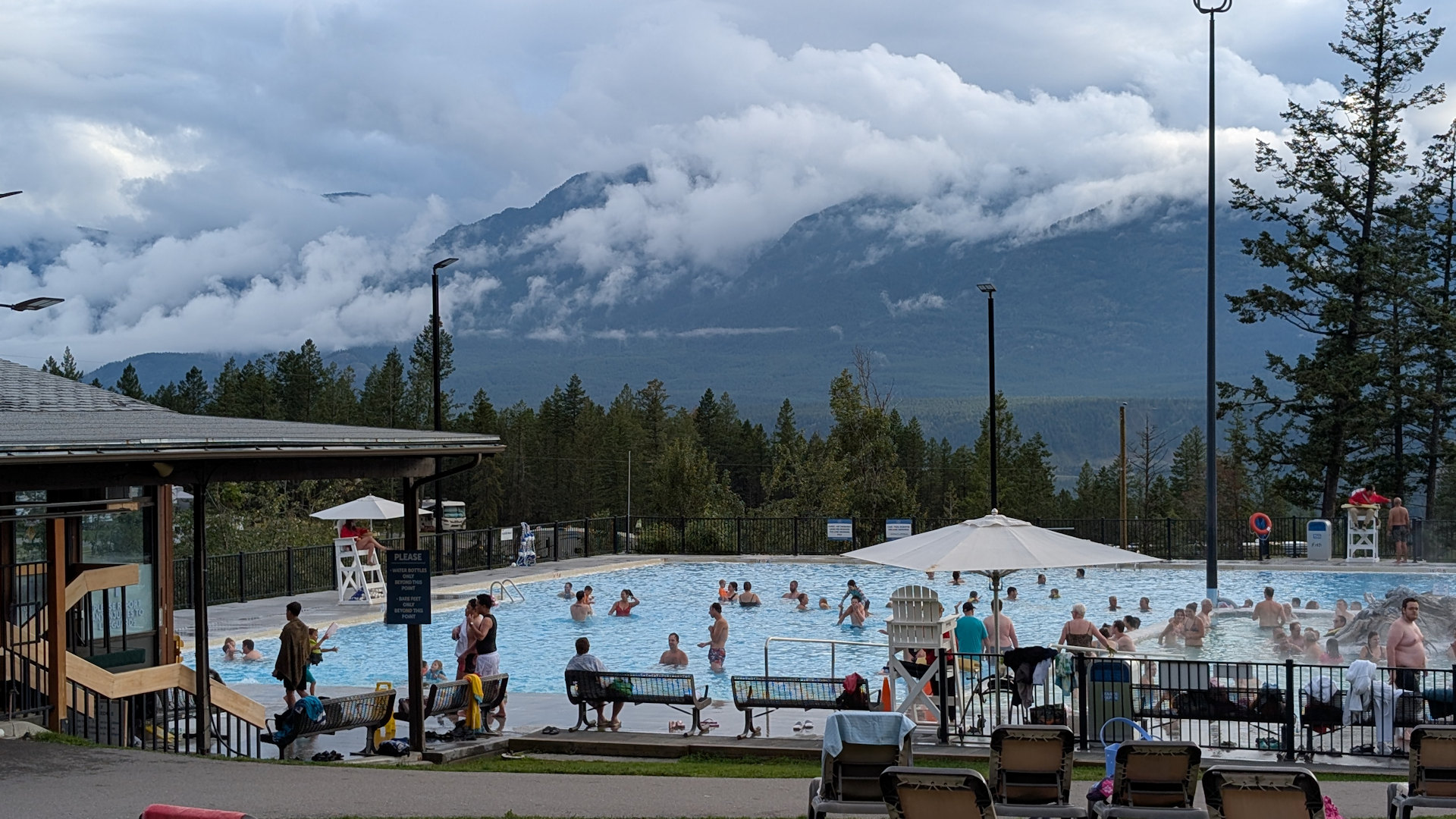 Badebecken der Fairmont Hot Springs mit vielen Besuchern