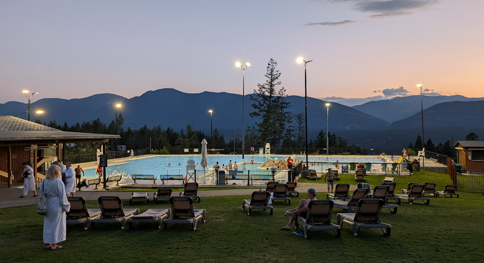 Fairmont Hot Springs am Abend mit Beleuchtung