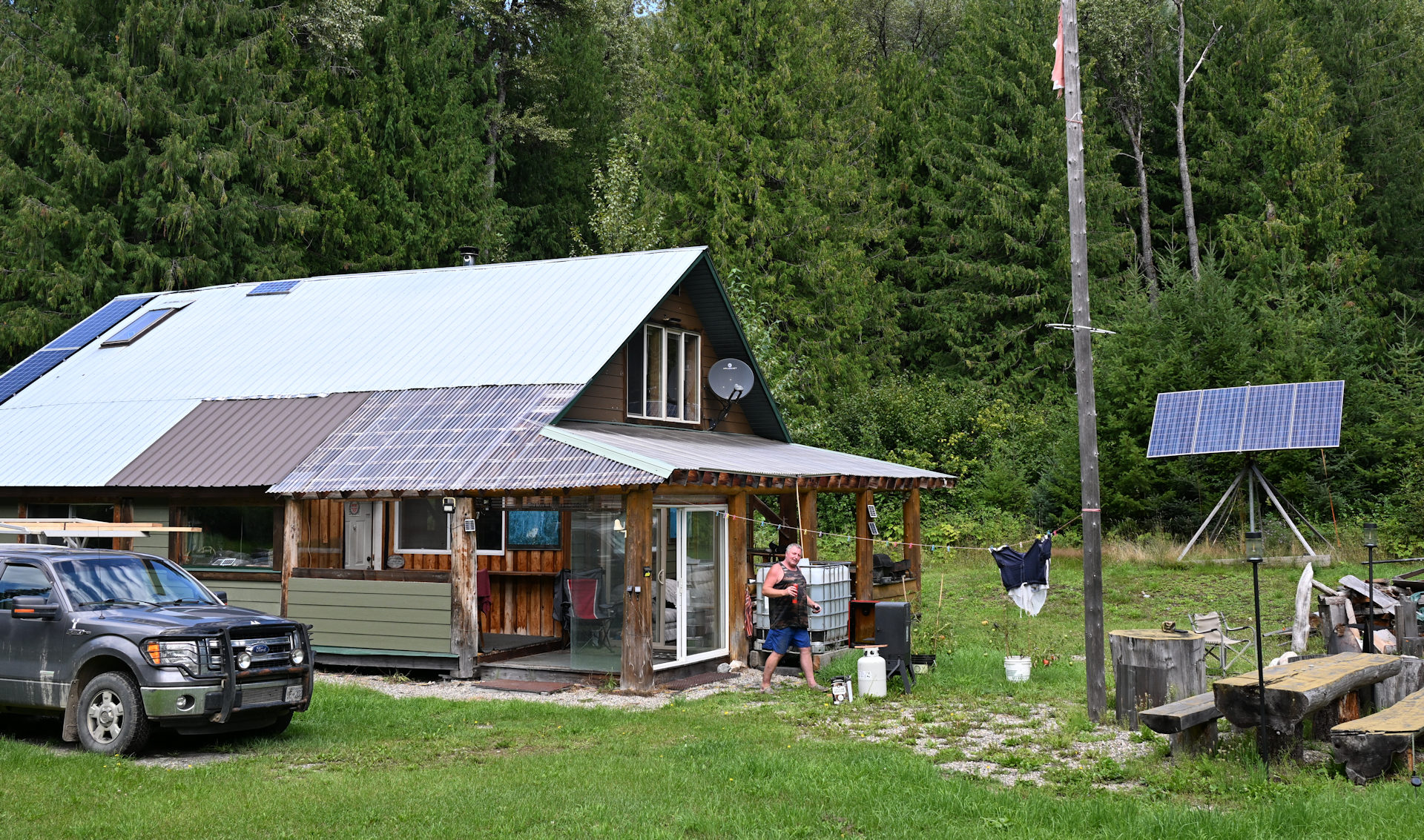 Waldhütte mit Solarzellen und 4x4 Pickup in Kanada