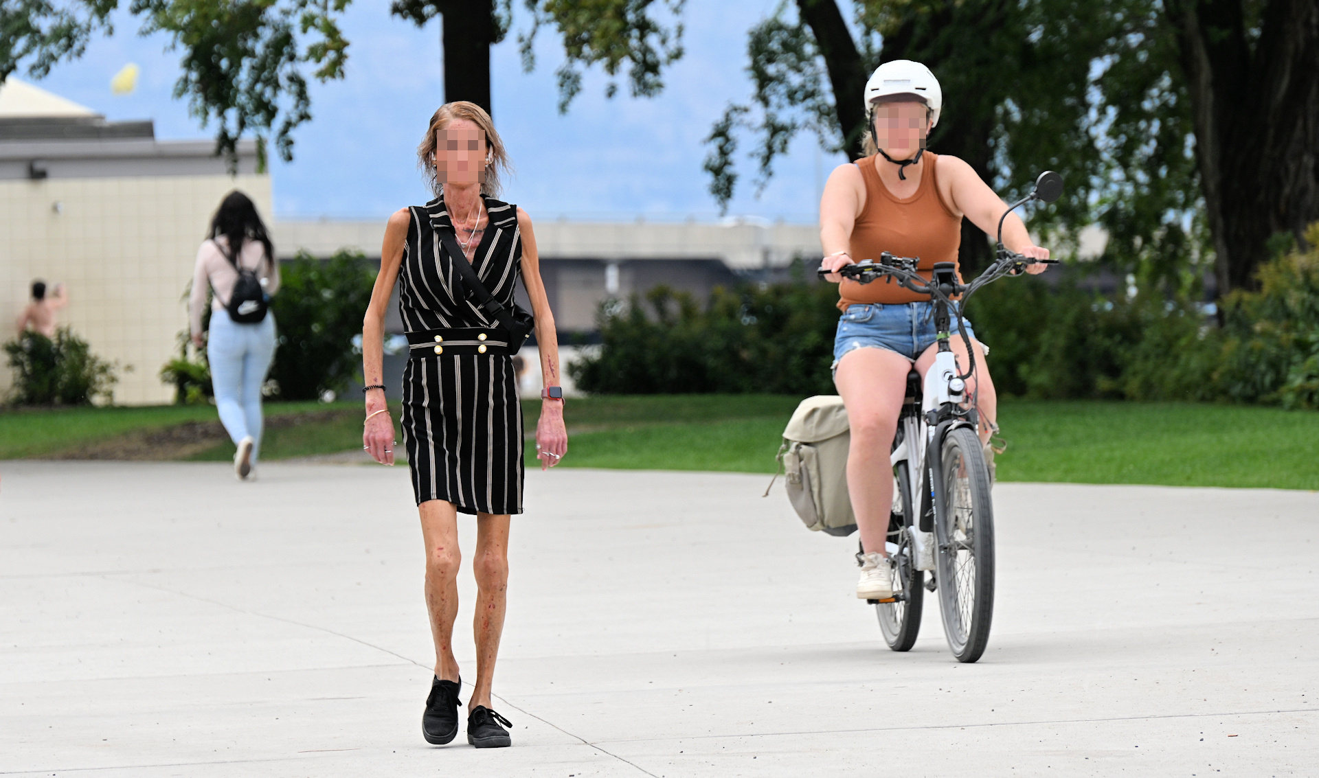 Stark abgemagerte Frau neben einer normal aussehenden Radfahrerin