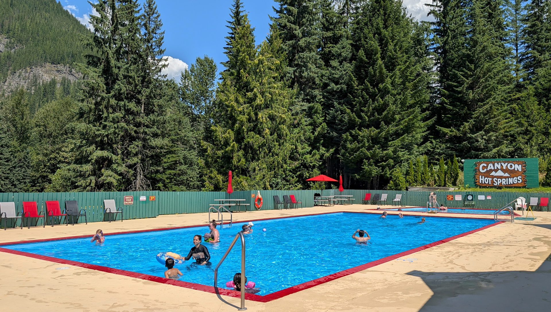 Badebecken der Canyon Hot Springs im Albert Canyon 