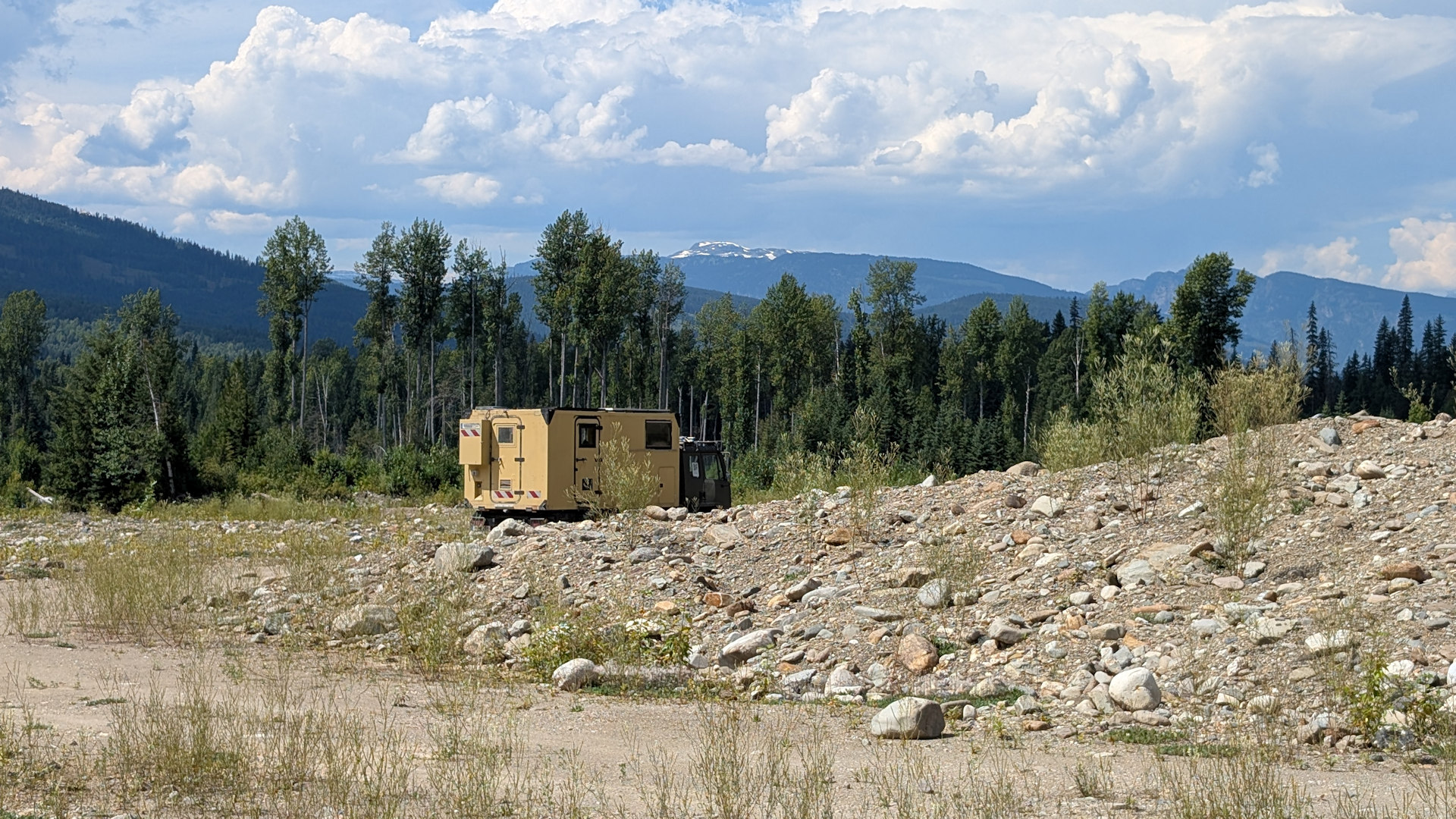 LKW parkt neben einer Abraumhalde