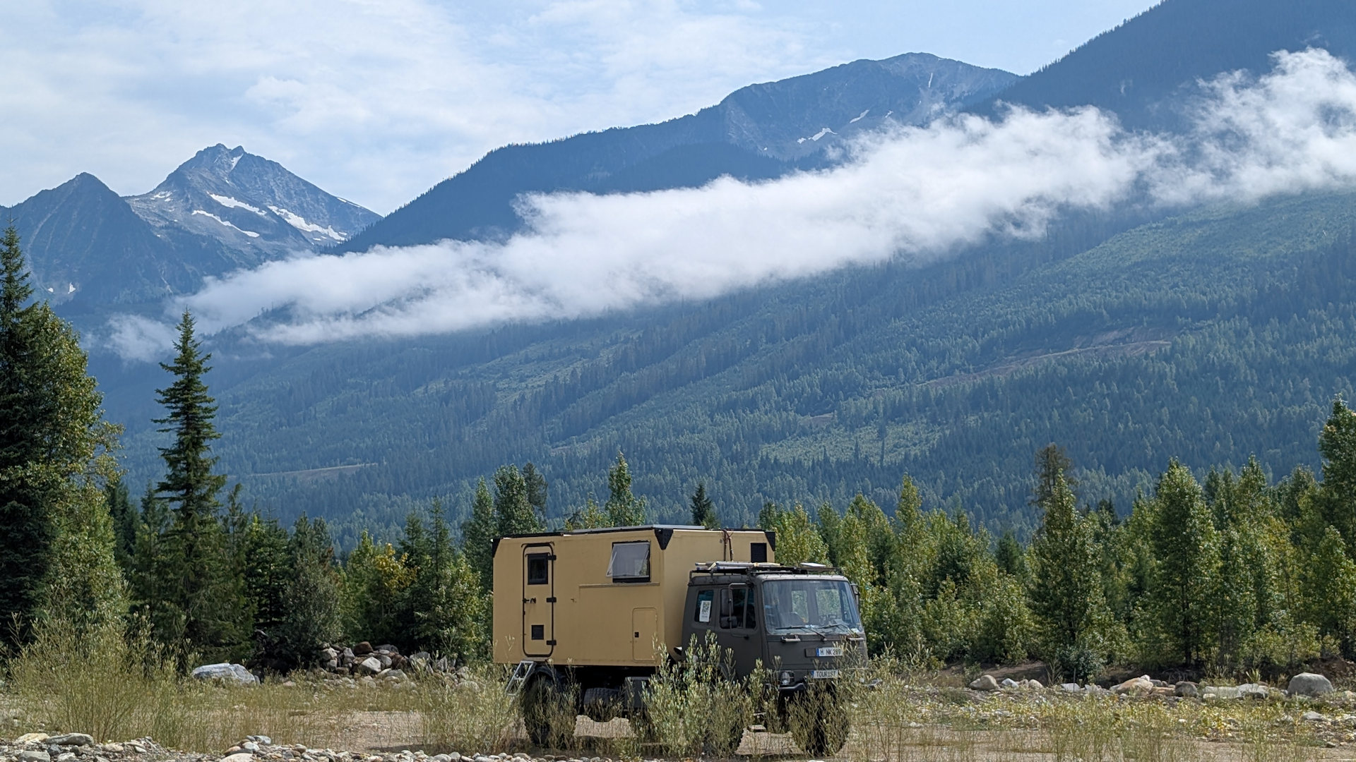 DAF T244 im French Creek Kanada mit Bergkette und Wolken im Hintergrund 