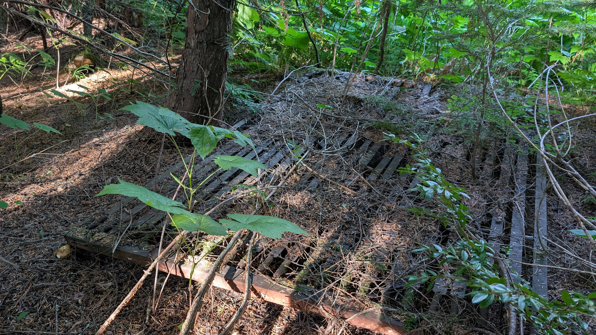 Altes Eisengitter zum sortieren von Steinen und Sand