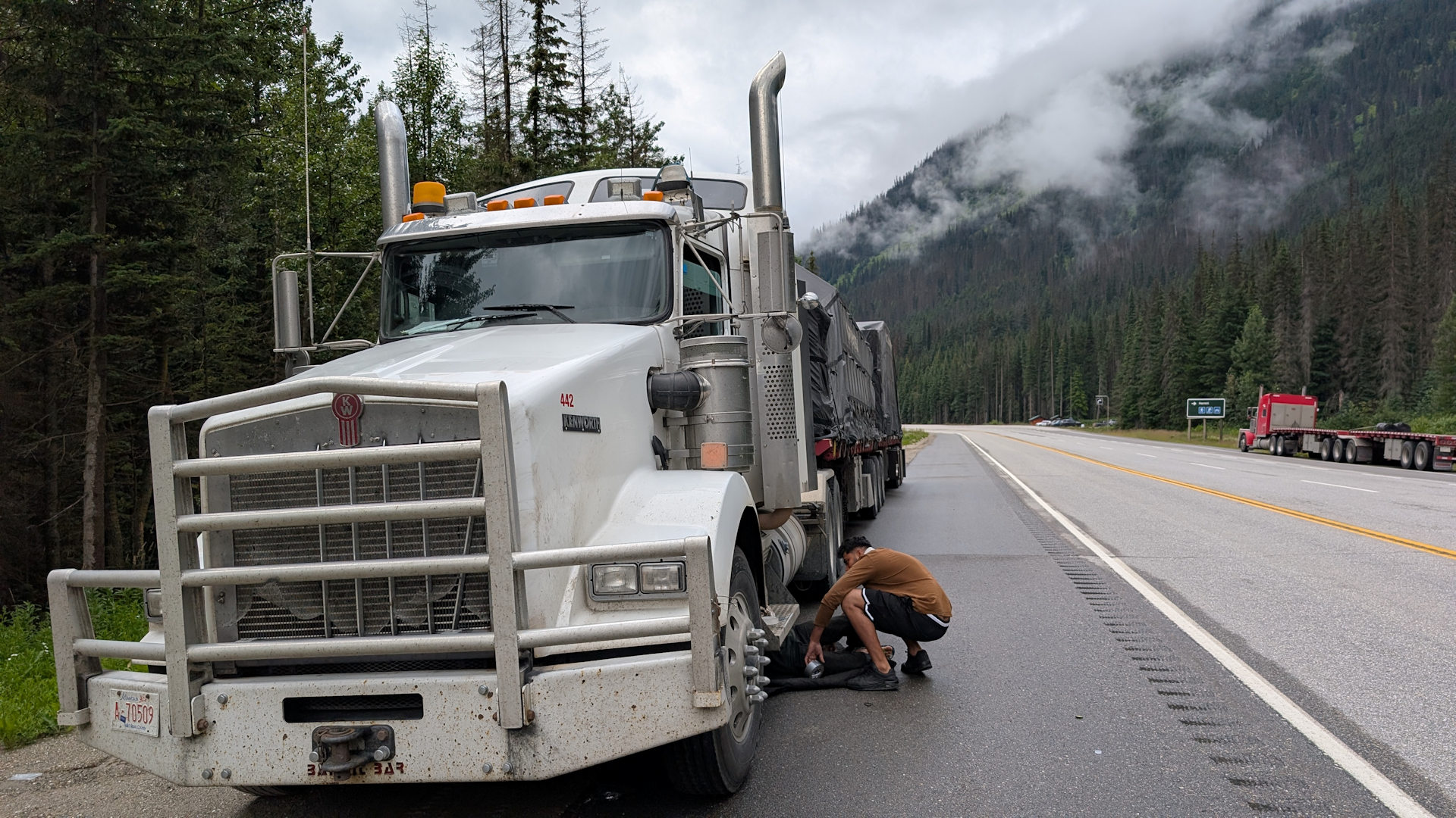 Kenworth LKW am Rand vom Highway in Kanada, in den Bergen