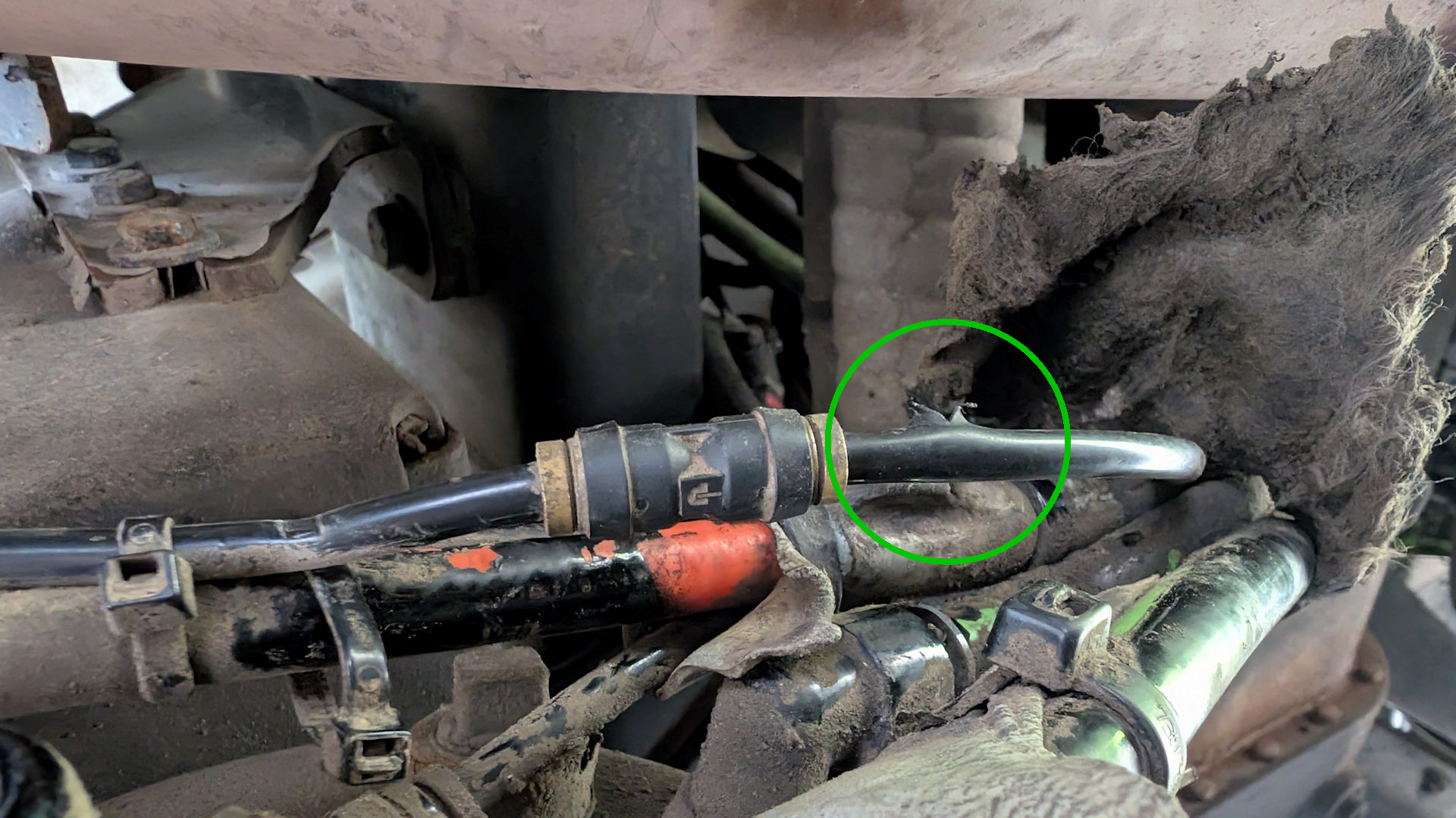 Grüner Ring markiert auf dem Bild eine geplatzte LKW Druckluftleitung