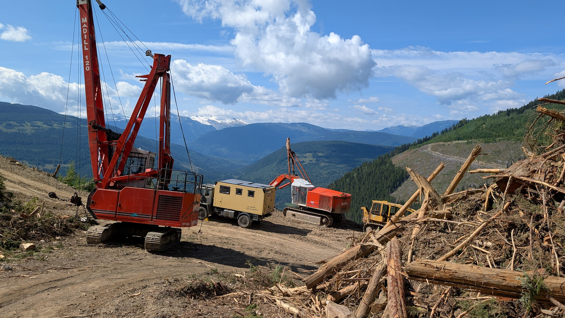 DAF T244 in den Bergen zwischen Baumfällungs Maschinen