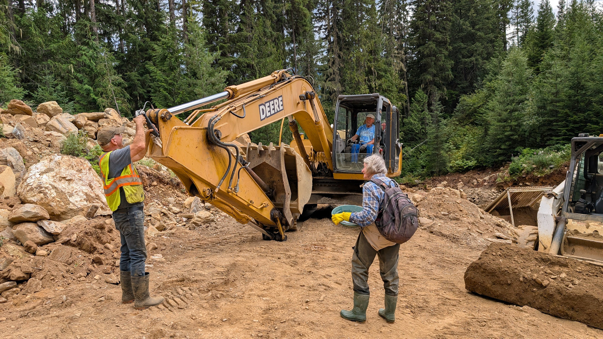 Team der McCulloch Goldmine und ein Bagger