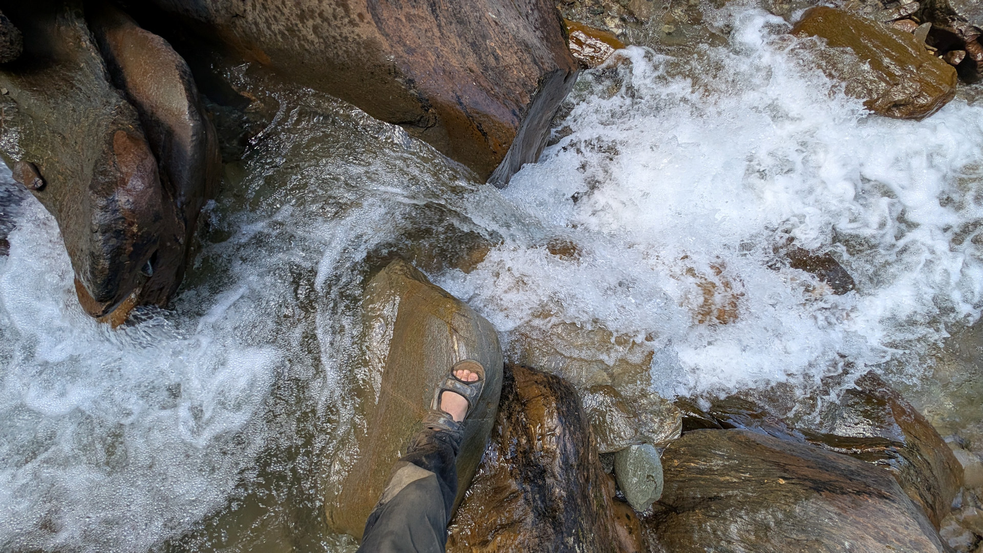 Gebirgsbach mit sprudelndem Wasser von oben gesehen