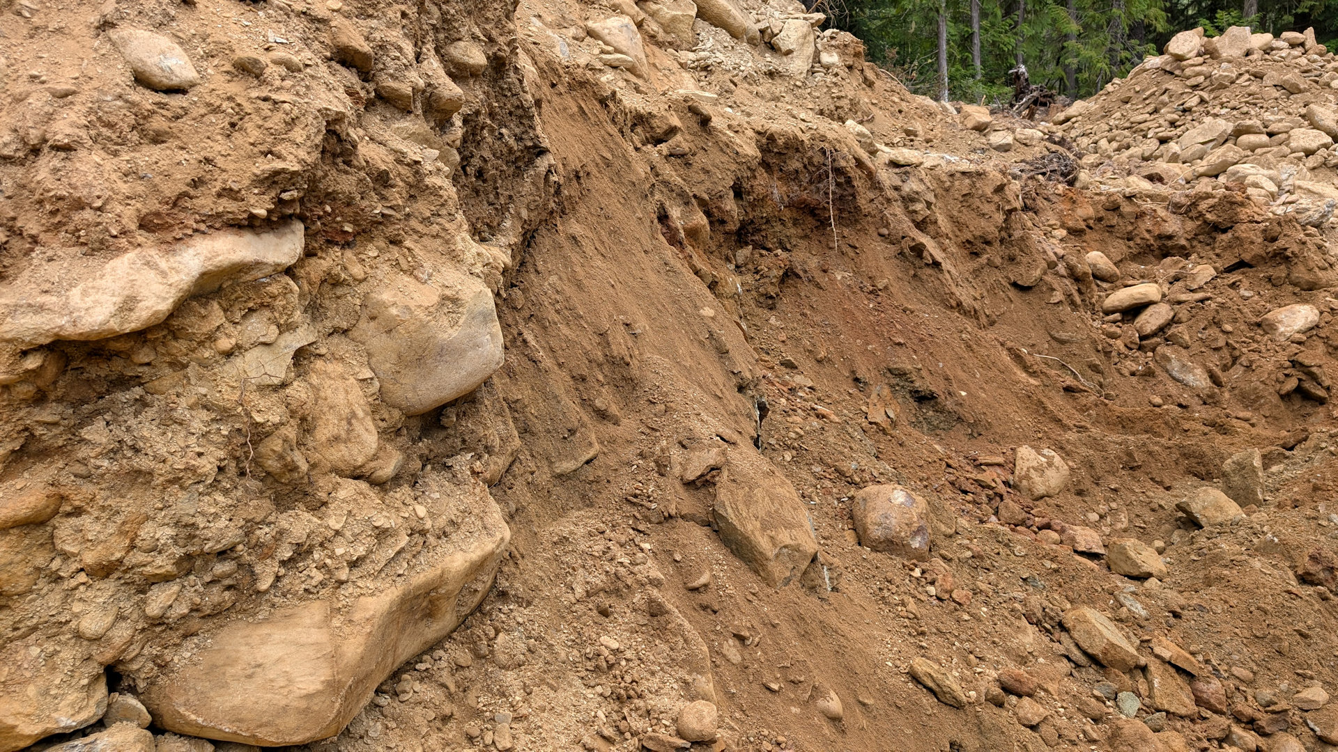 Goldhaltiger Sand mit dicken Steinen