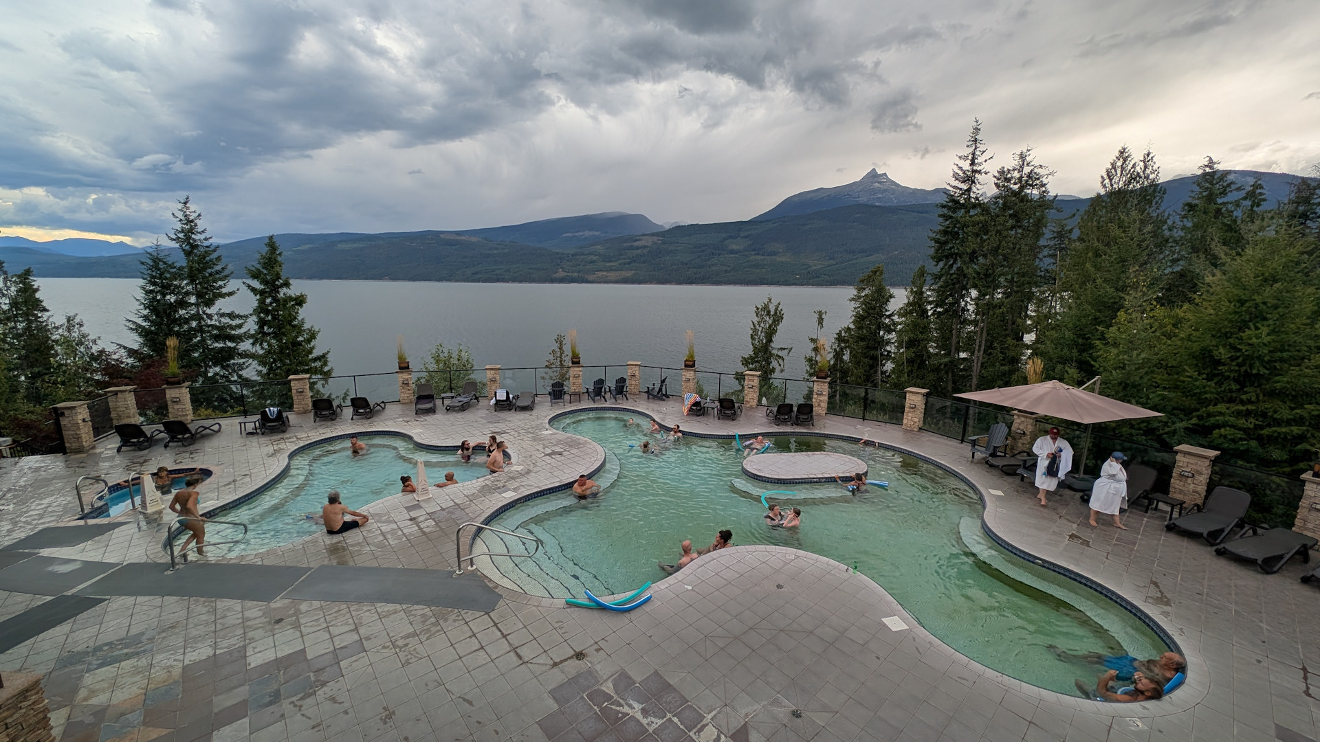 Badebecken mit Blick auf den See der Halcyon Spa Hot Springs