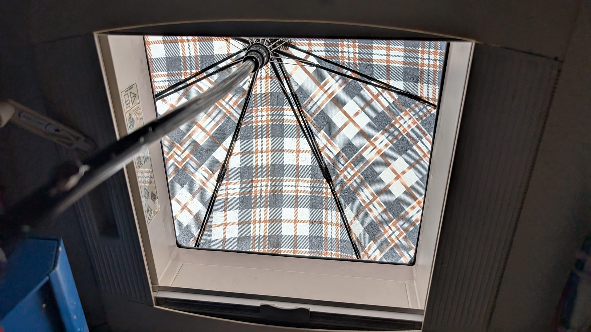 Regenschirm sichert ausgebautes Dachfenster