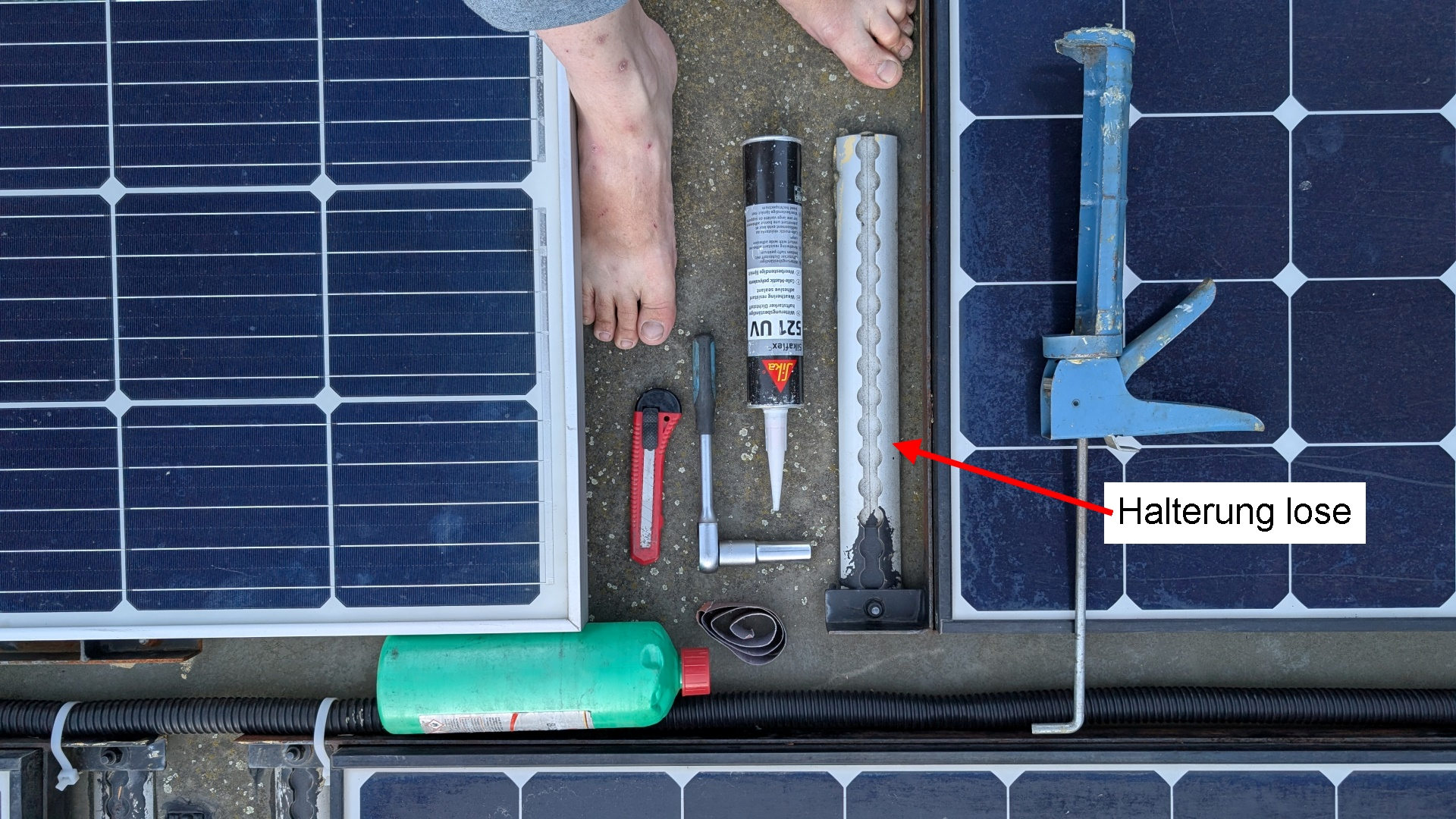 Klebstoff und Werkzeug zwischen Solarzellen