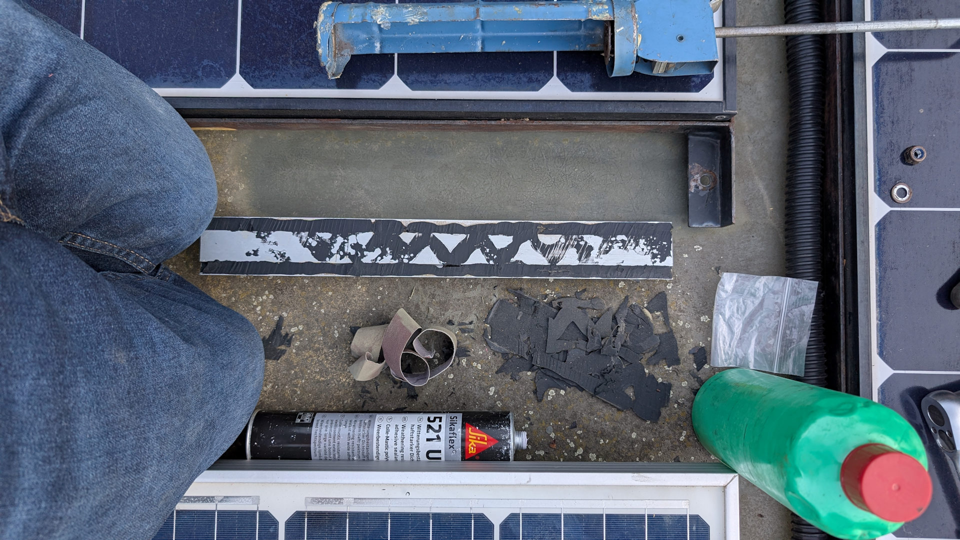 Eine Metallschiene wird vorbereitet, um sie auf ein Dach zu kleben