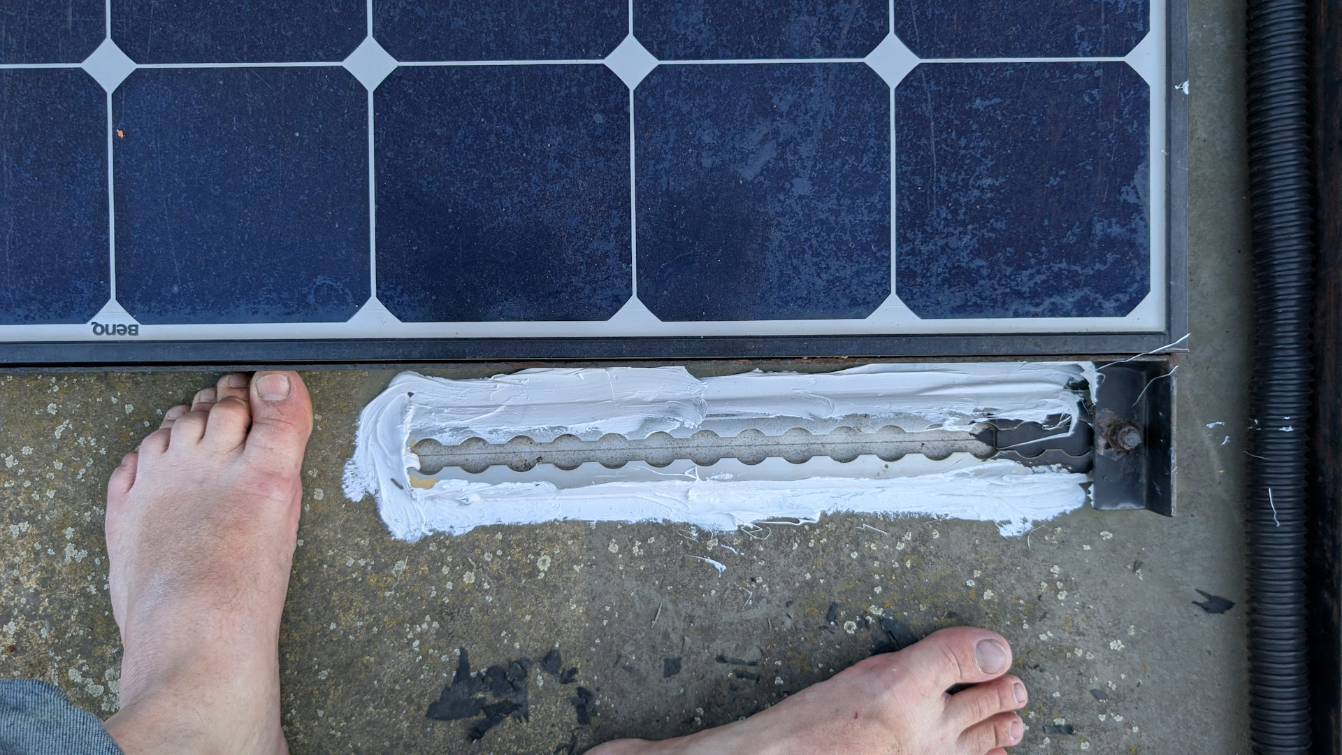 Frisch verklebte Halterung für eine Solarzelle auf einem LKW Kabinen Dach