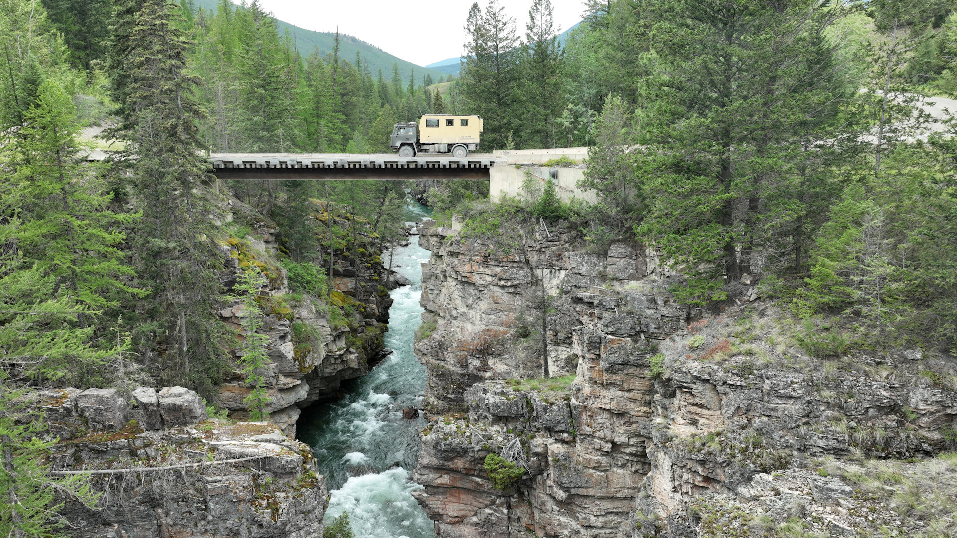 DAF T244 LKW auf Brücke über reissendem Gebirgsbach 