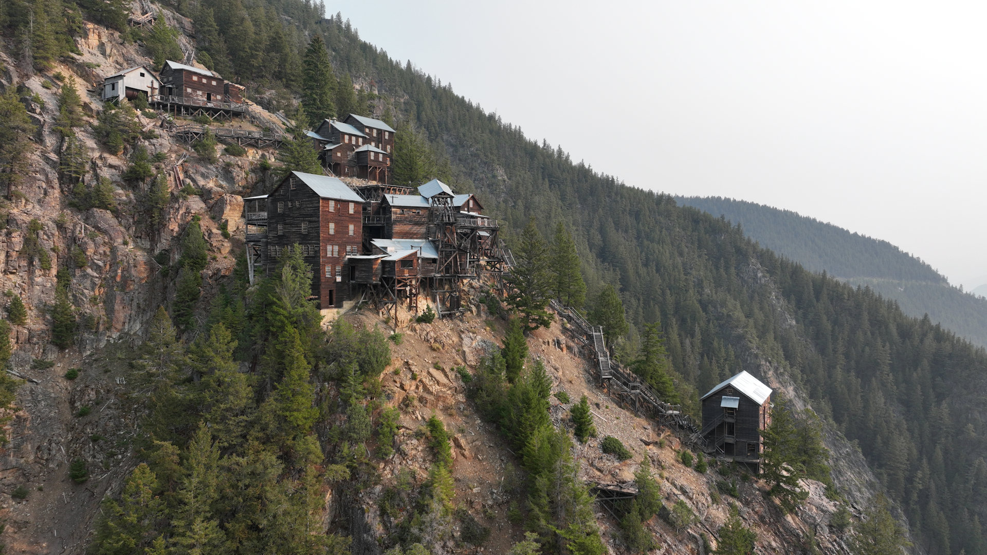 Luftbild der Mascot Gold Mine mit Blick auf alle Holz Bergbaugebäude