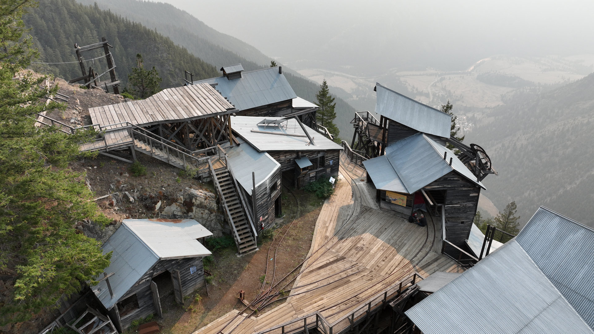 Luftbild der Mascot Mine mit Blick ins Tal und auf die Hauptebene mit Schienen