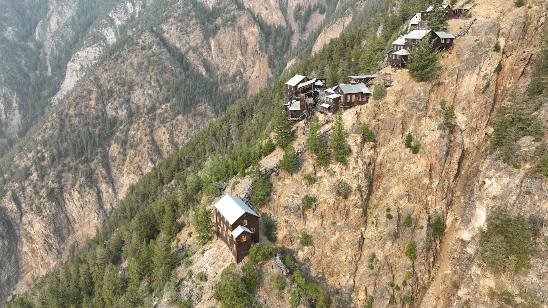 Luftbild der verlassenen Mascot Gold Mine oberhalb von Hedley, British Columbia  