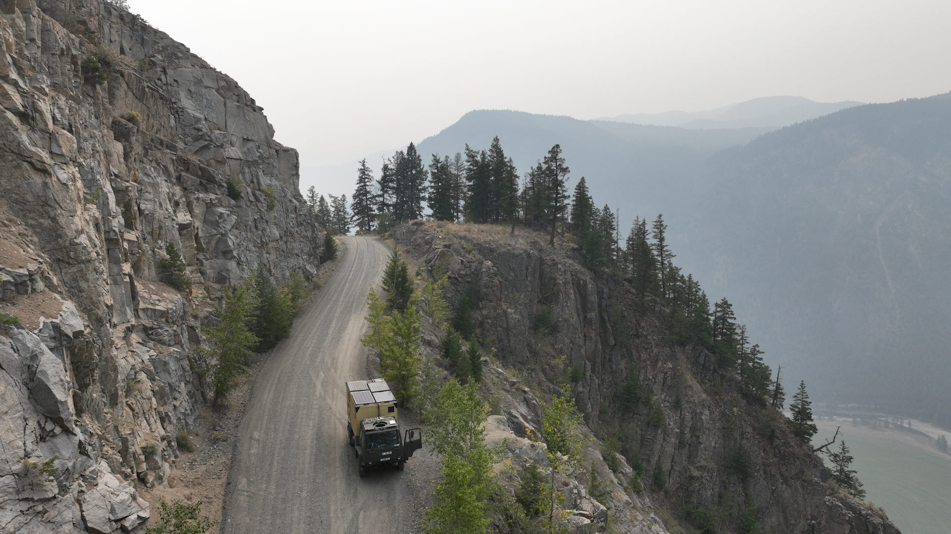 LKW auf steiler Piste im Gebirge 