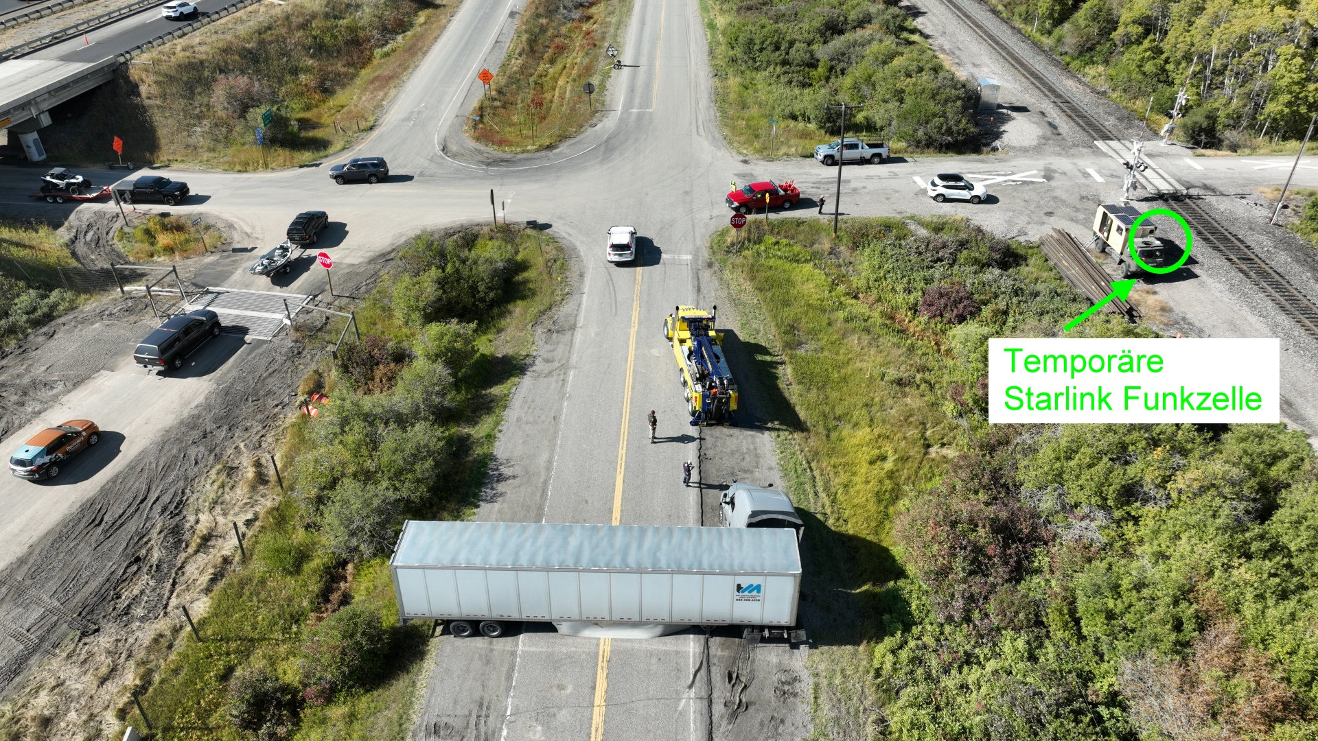 Drohnen Bild einer Havarie. Im Bild steht ein LKW quer auf einer US Strasse.  