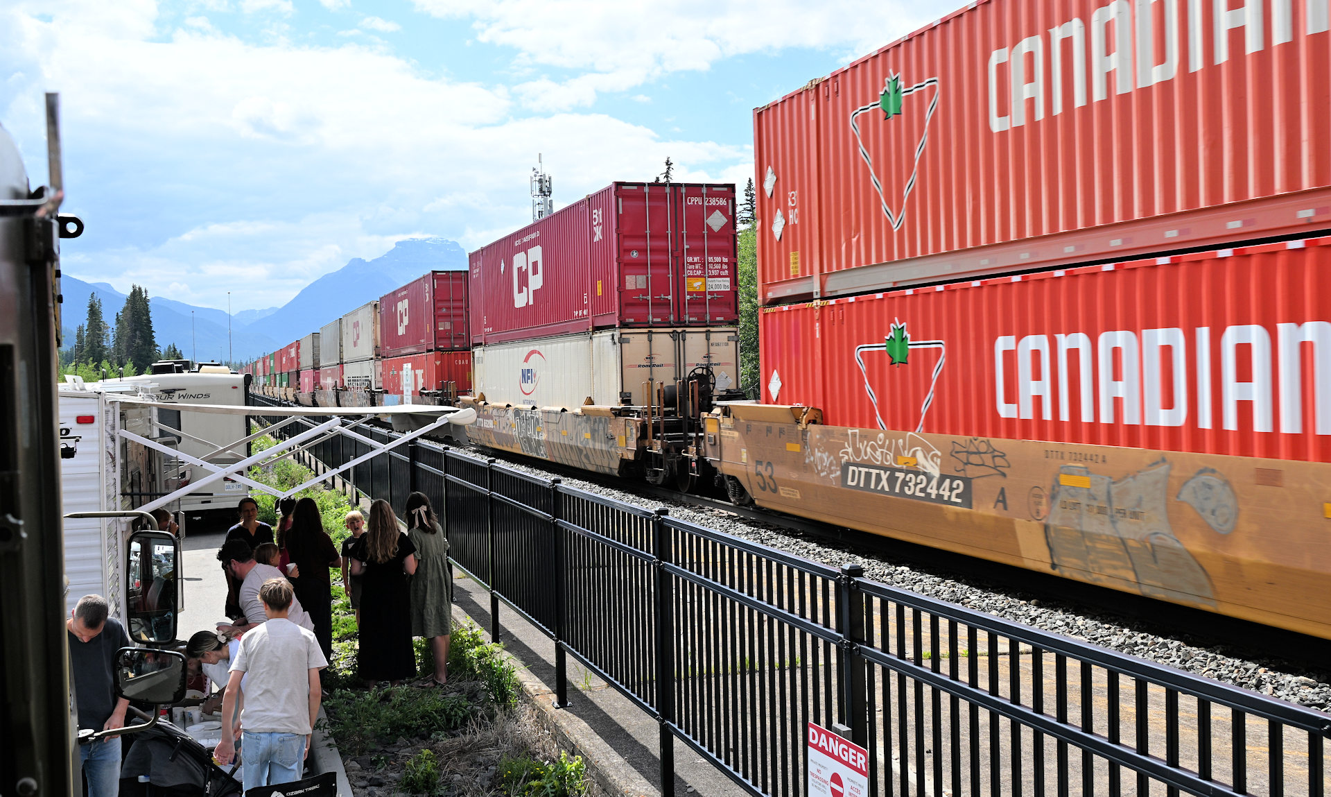Doppelt mit Containern beladener Güterzug in Banff Kanada 