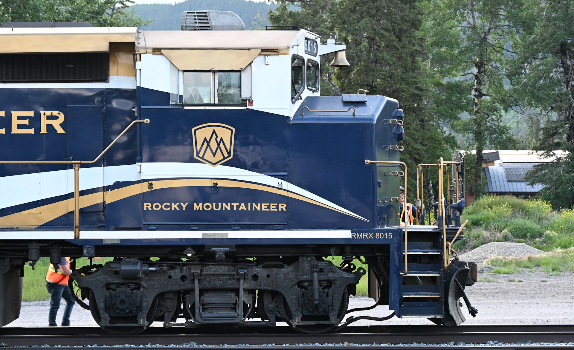Blaue Diesel Lokomotive vom Rocky Mountaineer in Banff