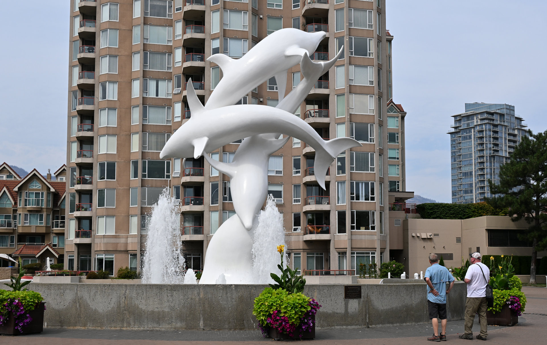 Weisse Statue mit drei Delfinen in Kelowna. 