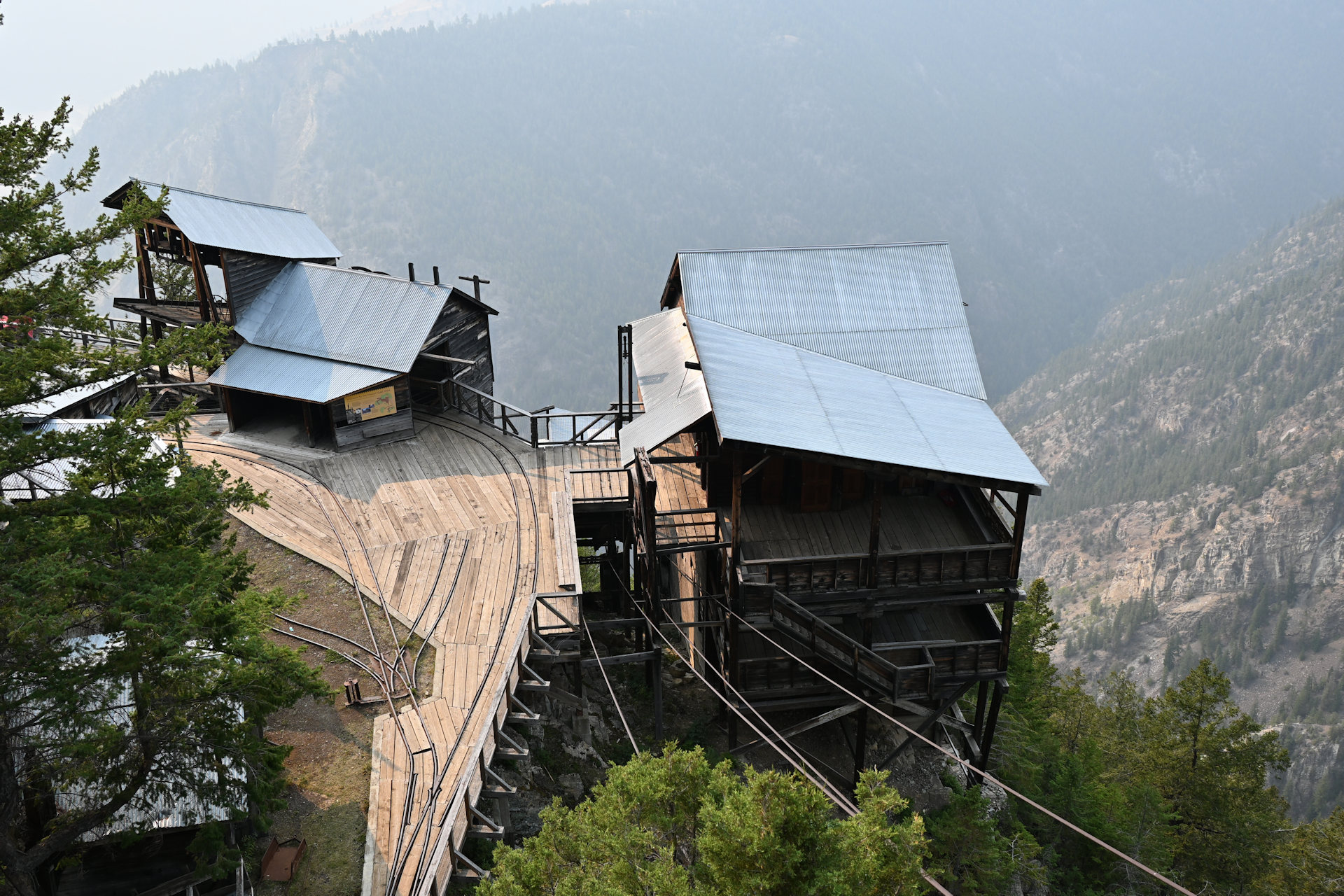 Bild der Hauptebene der Mascot Gold Mine mit Office Gebäude und rechts sichtbaren Stahlseilen der Seilbahn 